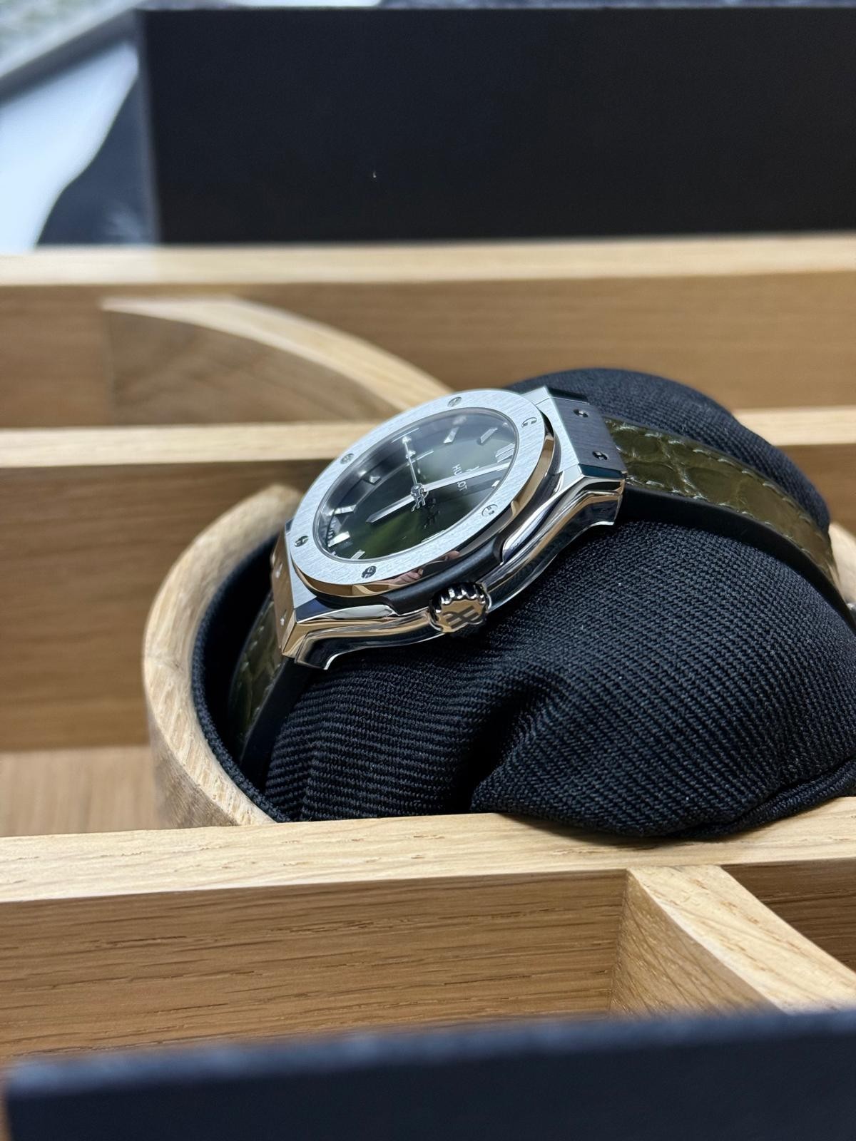 HUBLOT 581.NX.8970.LR CLASSIC FUSION 33MM GREEN DIAL ALLGATOR STRAP