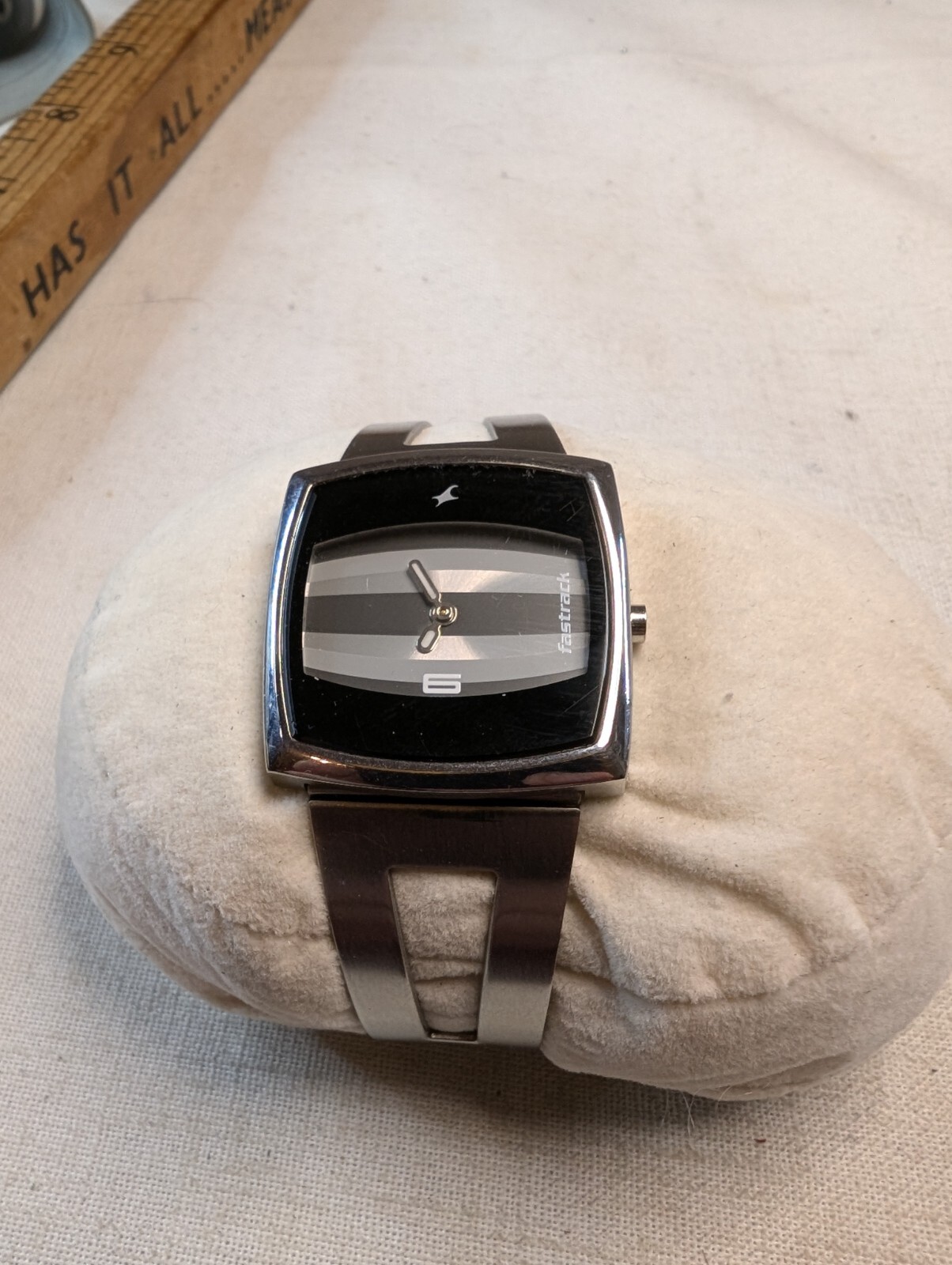Ladies Stainless Bangle FasTrack By Titan India Quartz – Fresh Battery