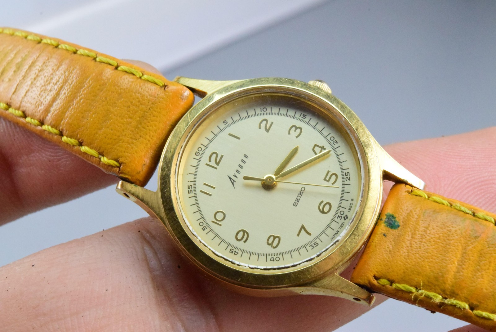Vintage watch Seiko Avenue 7321-0430 Creamy Lady Quartz Round 27mm