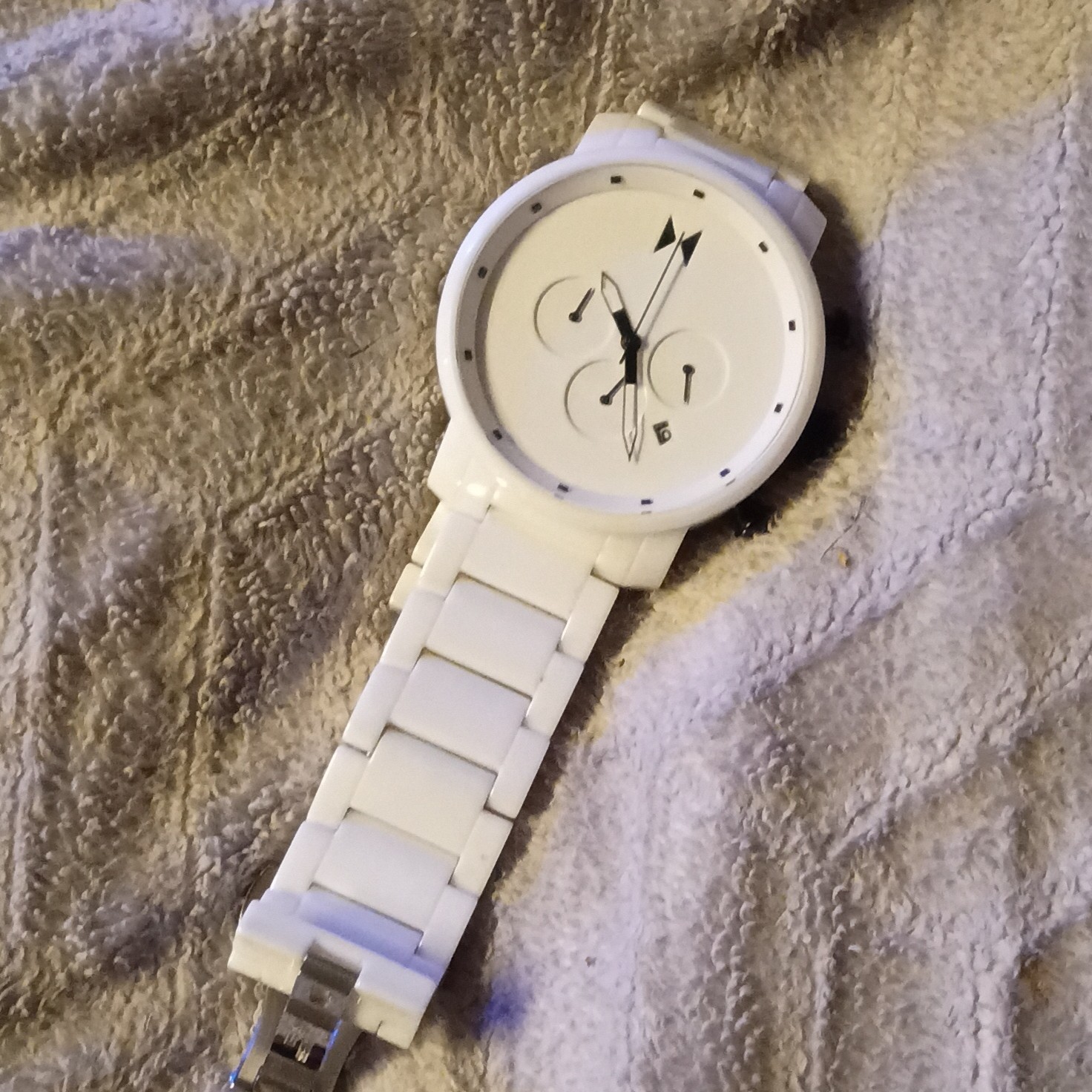 White Ceramic Analog Wristwatch Bracelet Date Indicator 12-Hour Round Deployant