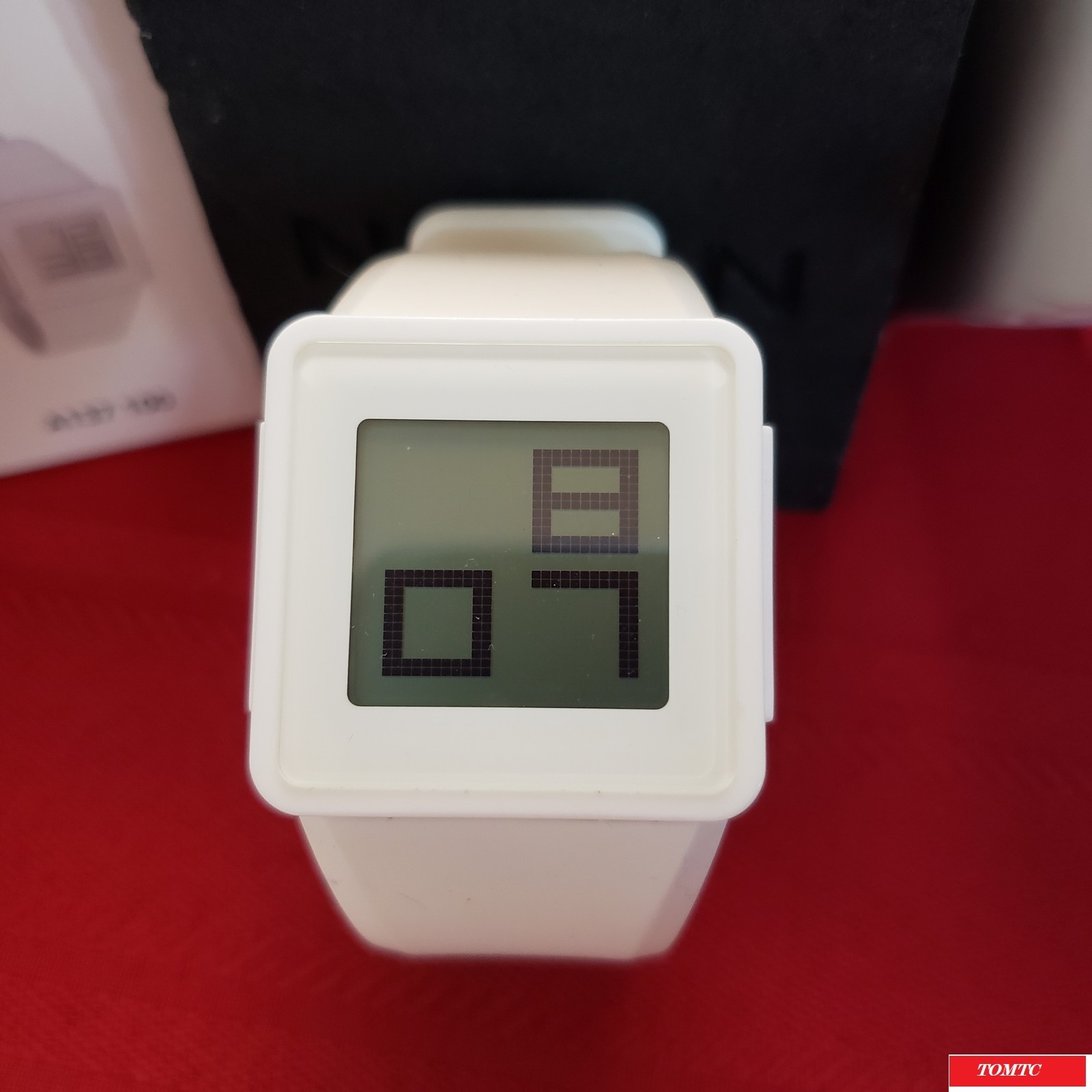 Nixon “The Newton Digital” (White) 30M China Movement w/ Case[11l]
