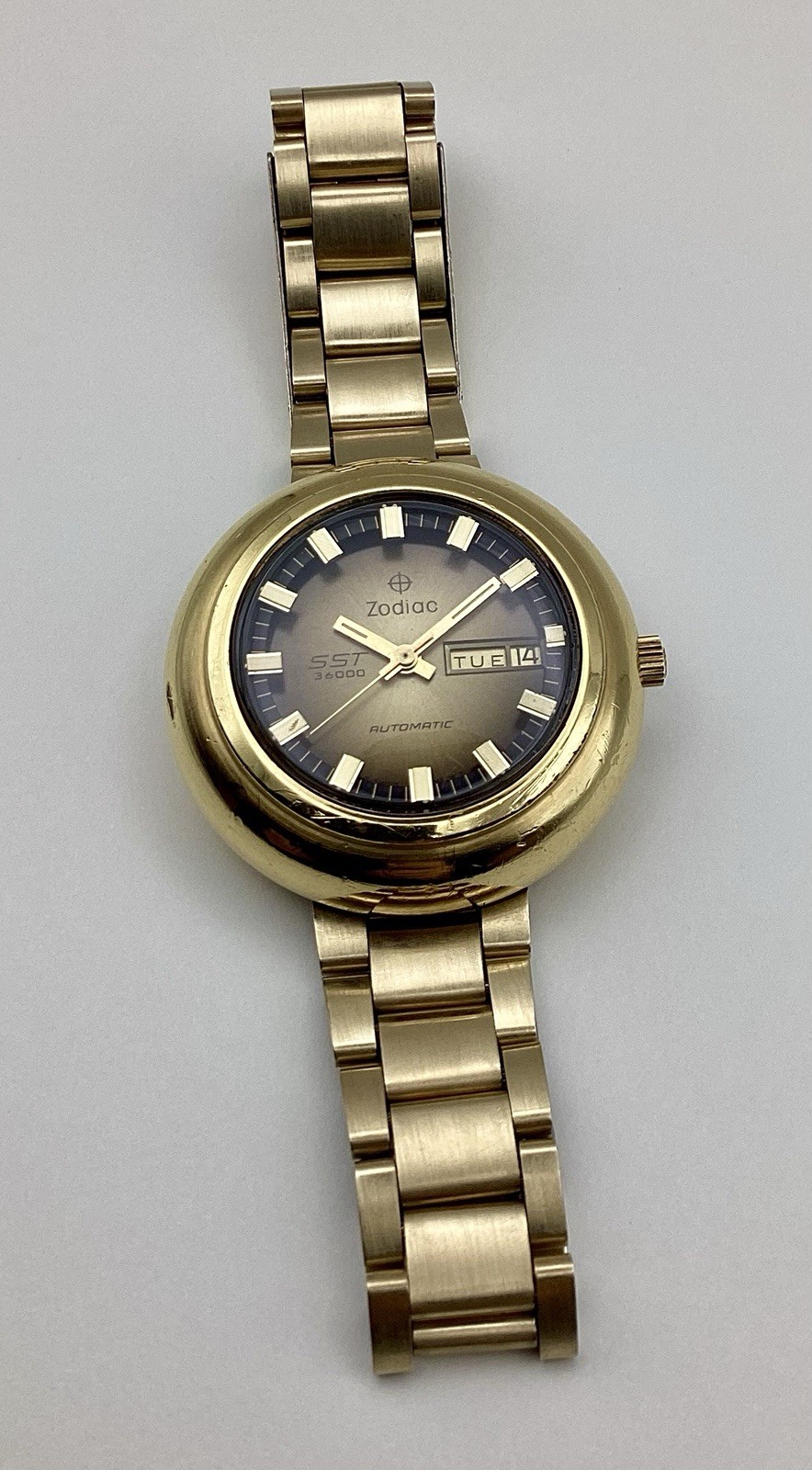 Zodiac Swiss SST 36000 UFO Case Gold G20 Day Date Automatic Keeps Perfect Time