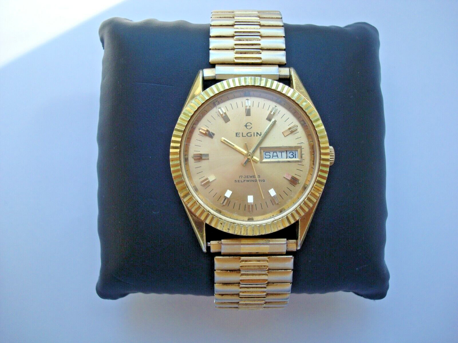 Elgin 909 Men’s Automatic Watch 17 Jewels Fluted Bezel Day Date Quick Set Runs