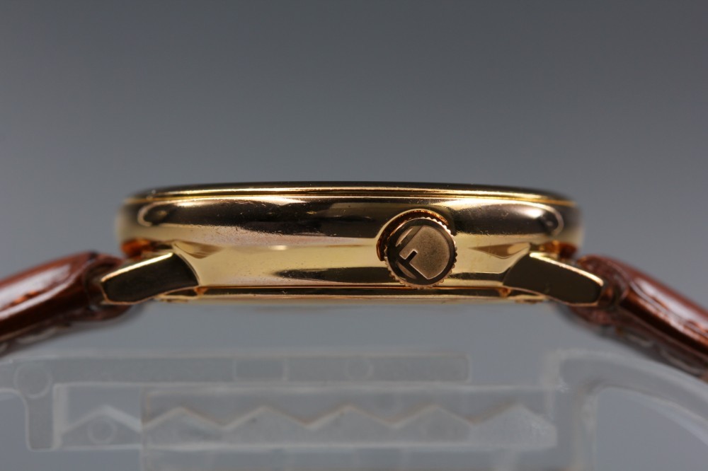 Near MINT FENDI Runaway 71000S White Gold Quartz 28mm Ladies Watch w/ Box