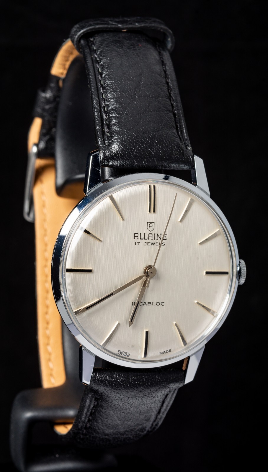 Allaine Vertical Linen Dial Men’s Hand-Wind Vintage Swiss Watch — Working