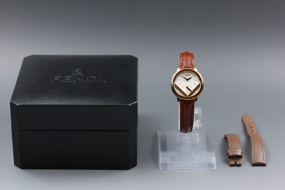 Near MINT FENDI Runaway 71000S White Gold Quartz 28mm Ladies Watch w/ Box