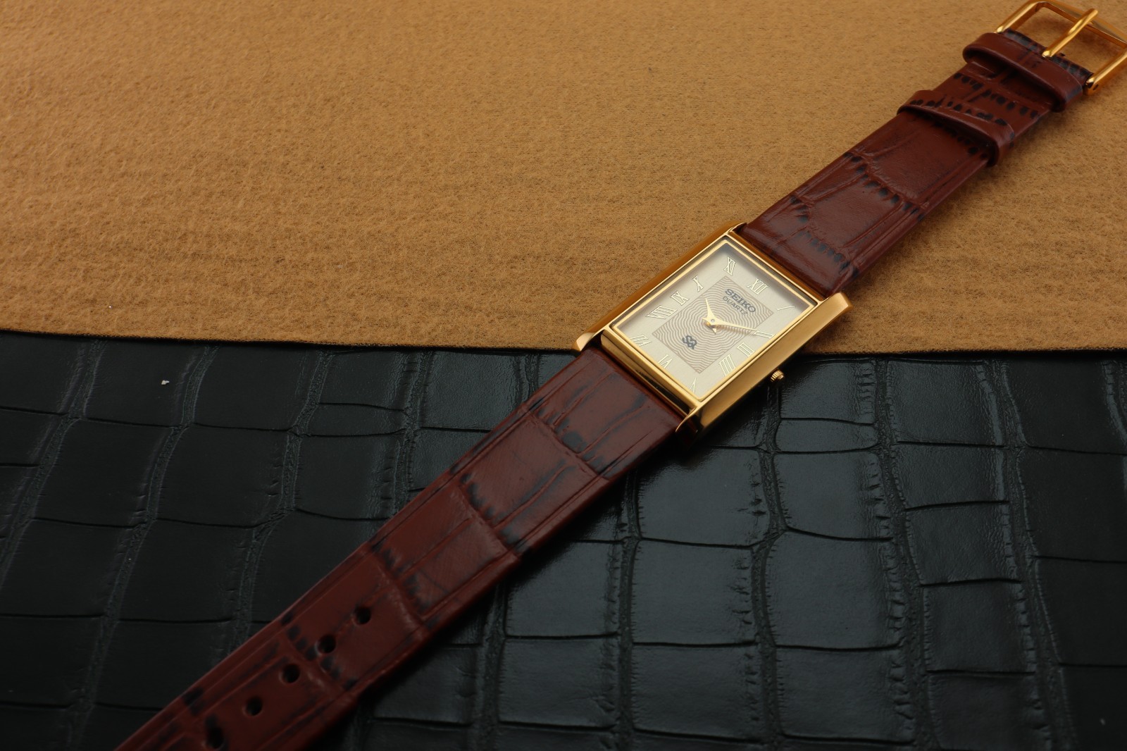 Vintage Seiko Slim Quartz Men’s Wrist Watch Beige Dial with Light Brown Strap.