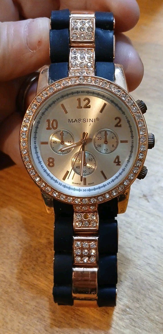 Massini wristwatch features a rose gold-toned bezel & matching bracelet links