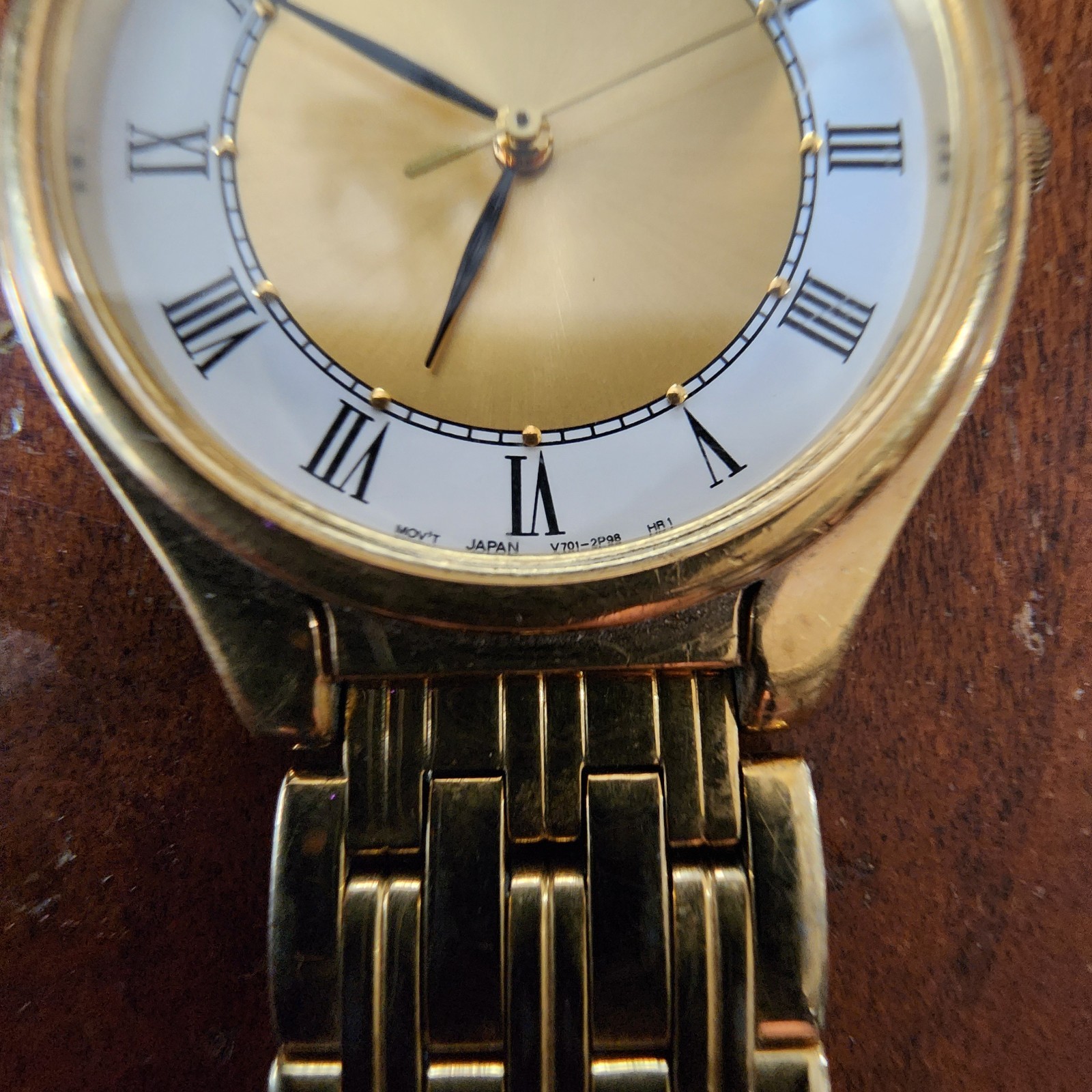 Seiko V701-6K69 Quartz Dress Watch Gold Tone Roman Dial Gold Bracelet New Bat EC