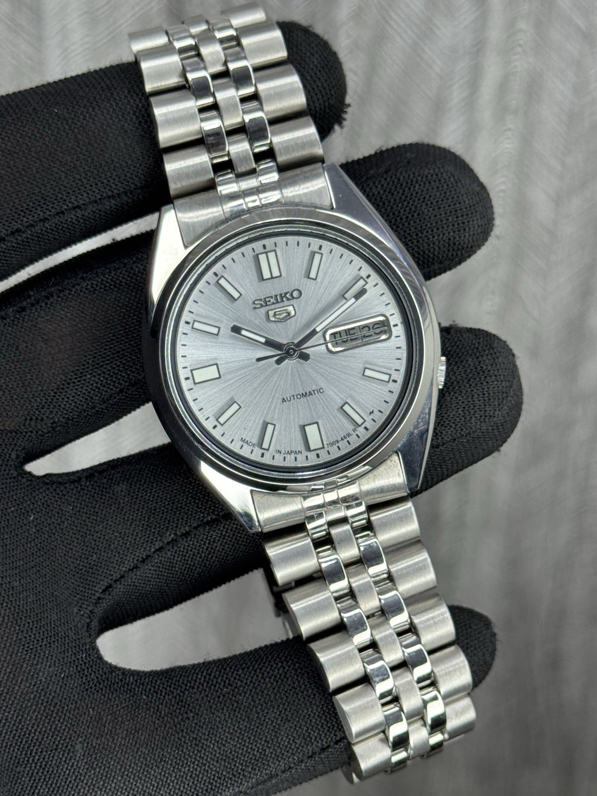 Seiko 5 SNXS73 Automatic 7009-3040 Silver Dial 17 Jewels Men’s Wristwatch Japan.
