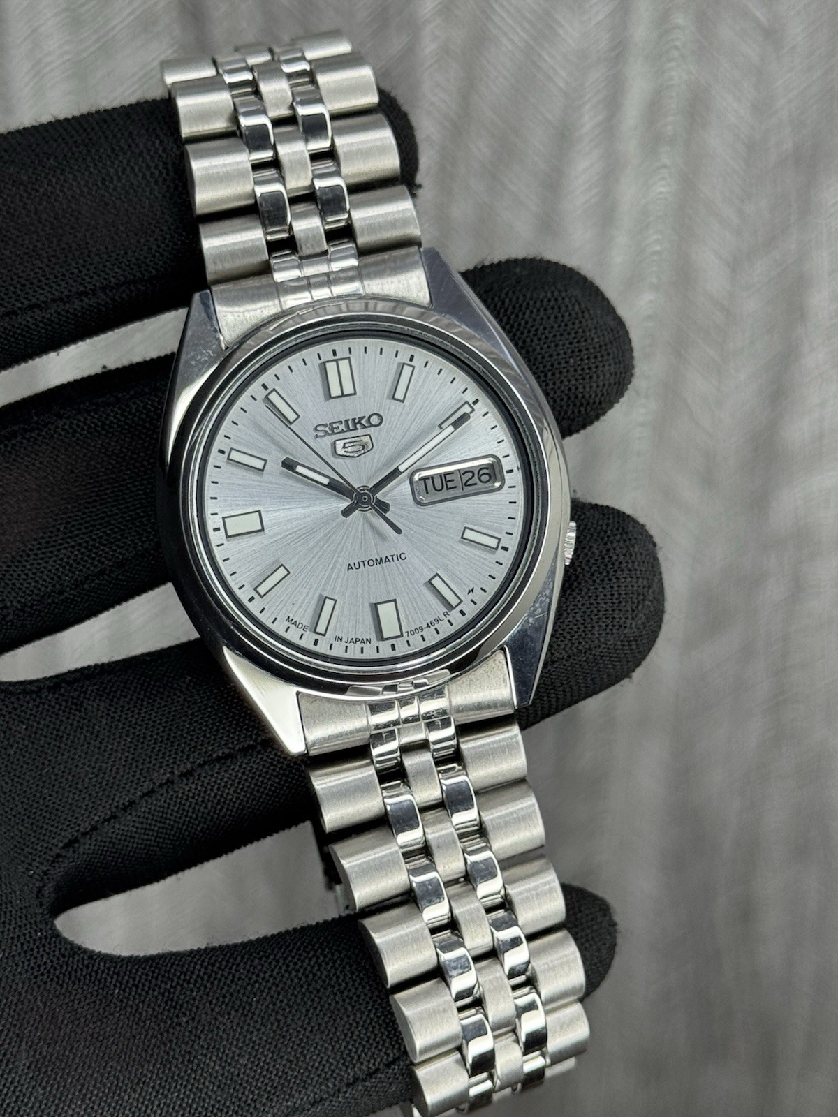 Seiko 5 SNXS73 Automatic 7009-3040 Silver Dial 17 Jewels Men’s Wristwatch Japan.