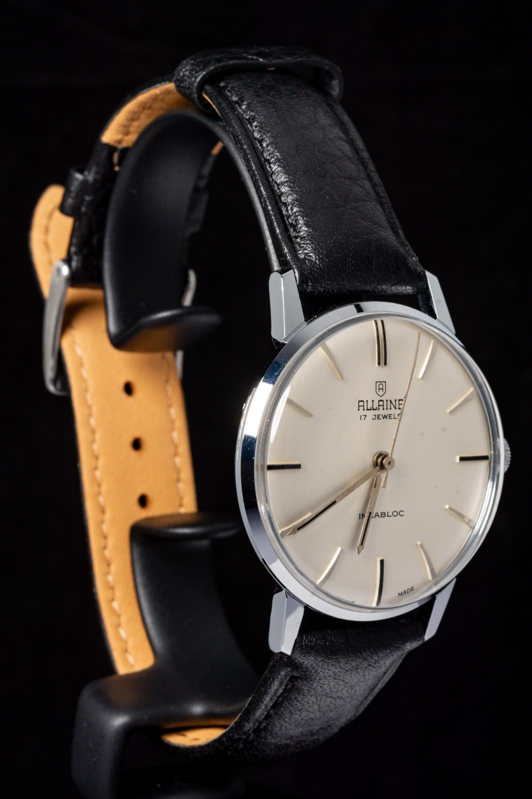 Allaine Vertical Linen Dial Men’s Hand-Wind Vintage Swiss Watch — Working