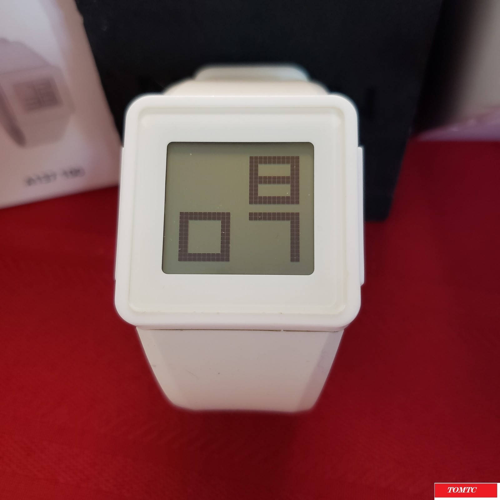 Nixon “The Newton Digital” (White) 30M China Movement w/ Case[11l]