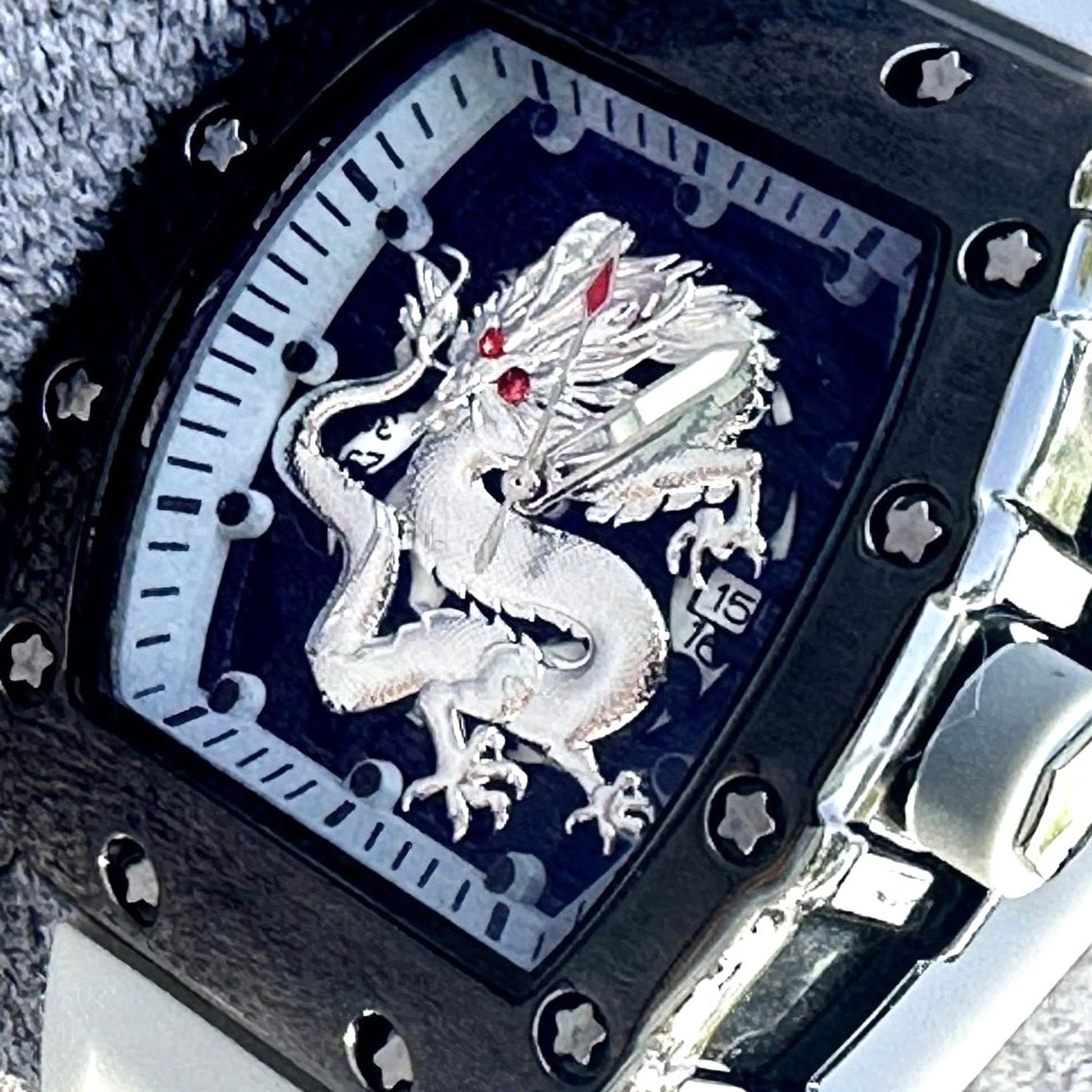 Eye-Catching Dragon Design Men’s Watch – Gray Band & Black Case – NEW IN BOX