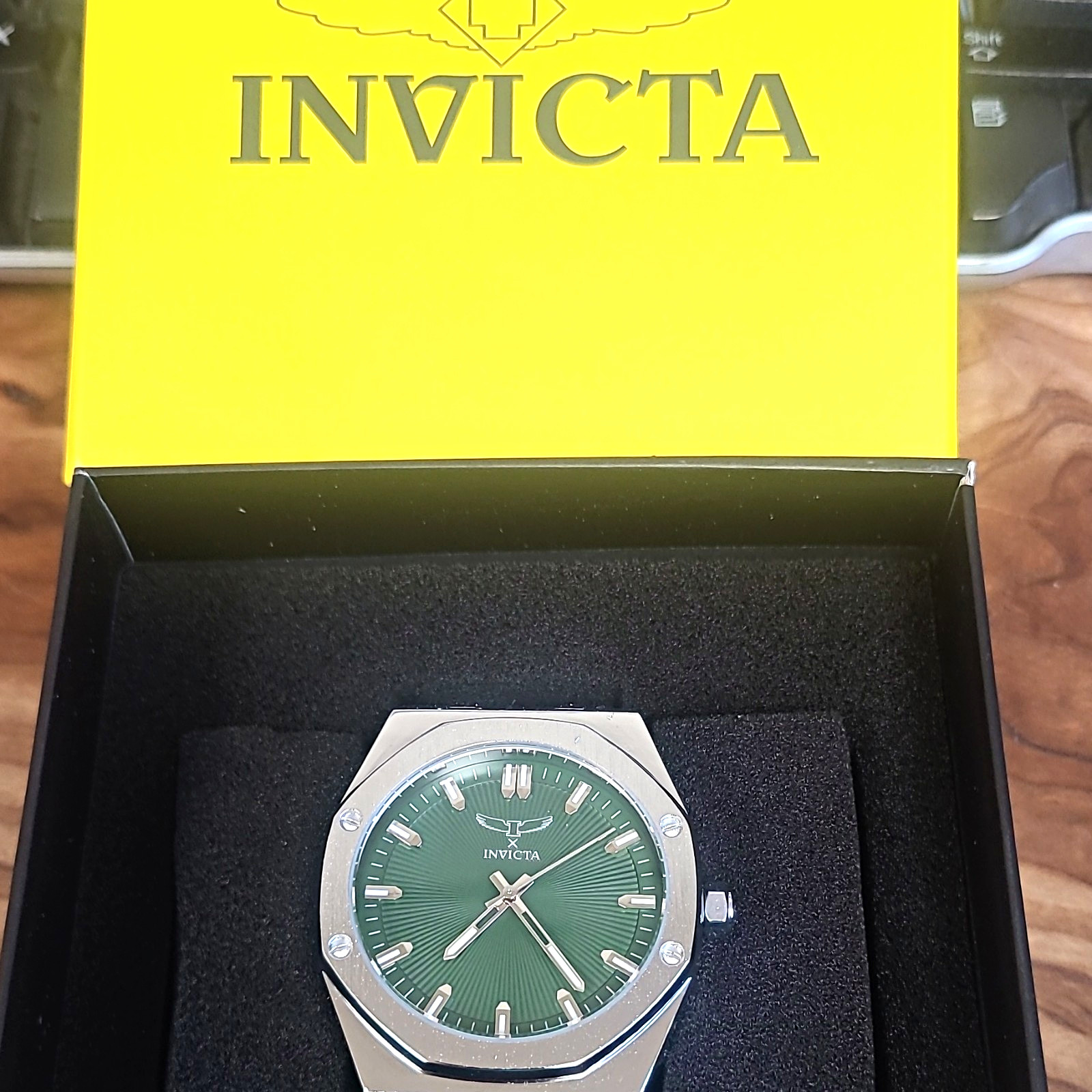 Invicta 69960 Men’s 42mm Green Sunburst Dial SS Bracelet 30m w/ Box