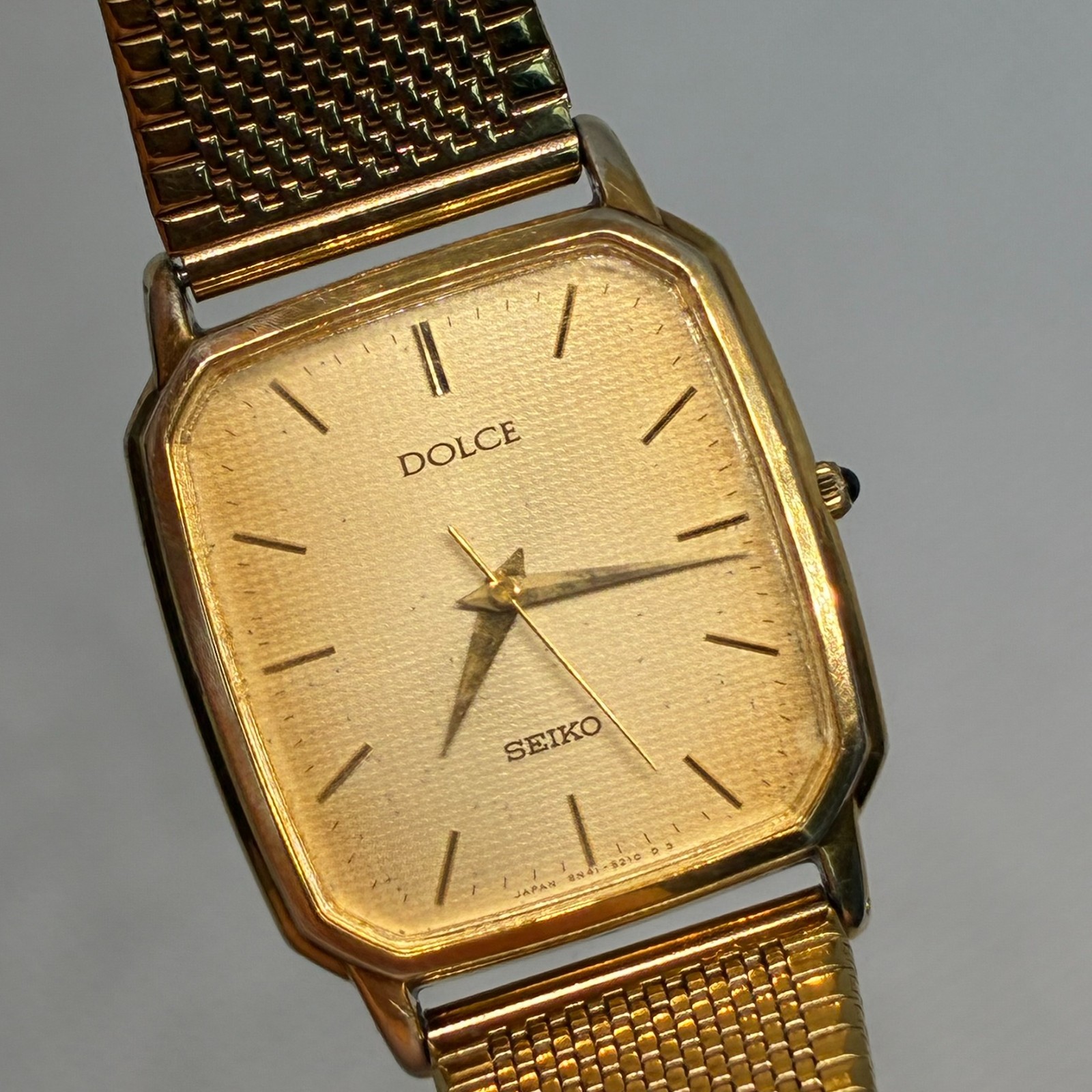 Seiko Dolce 8N41-5120 Men Watch Gold Tone Linen Dial Tank Square Mesh Band
