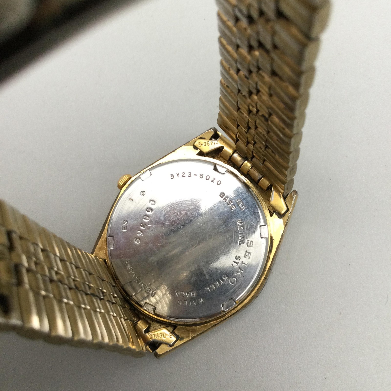 Vintage Seiko 5Y23-6020 Mens Watch 33mm Day Date Gold Tone New Battery 8″