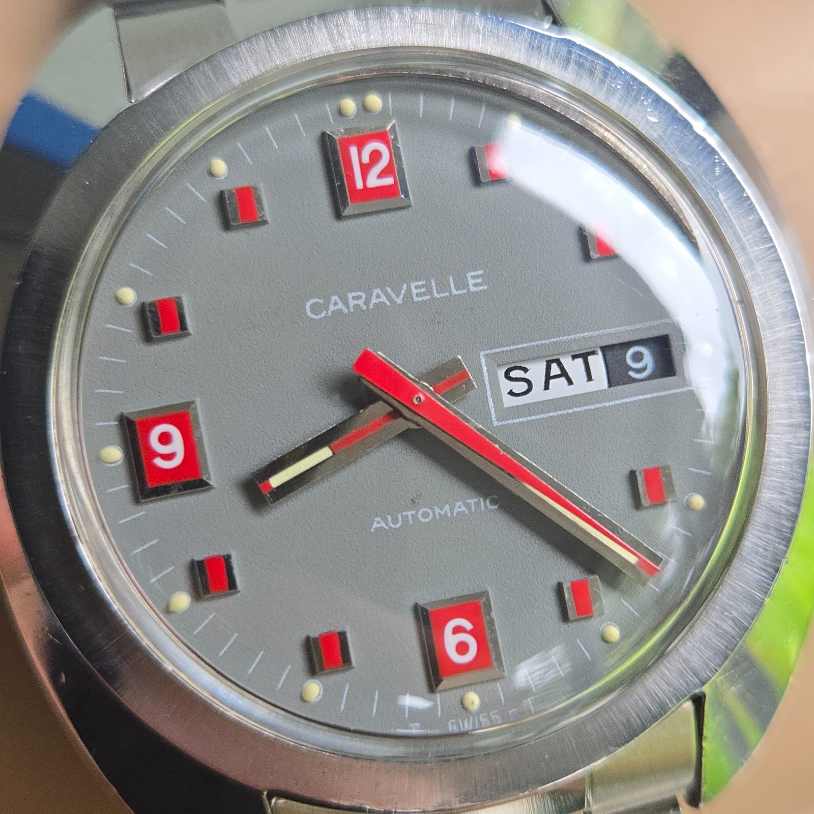 Vintage CARAVELLE men’s automatic watch day/date Grey dial red hour markers 1973
