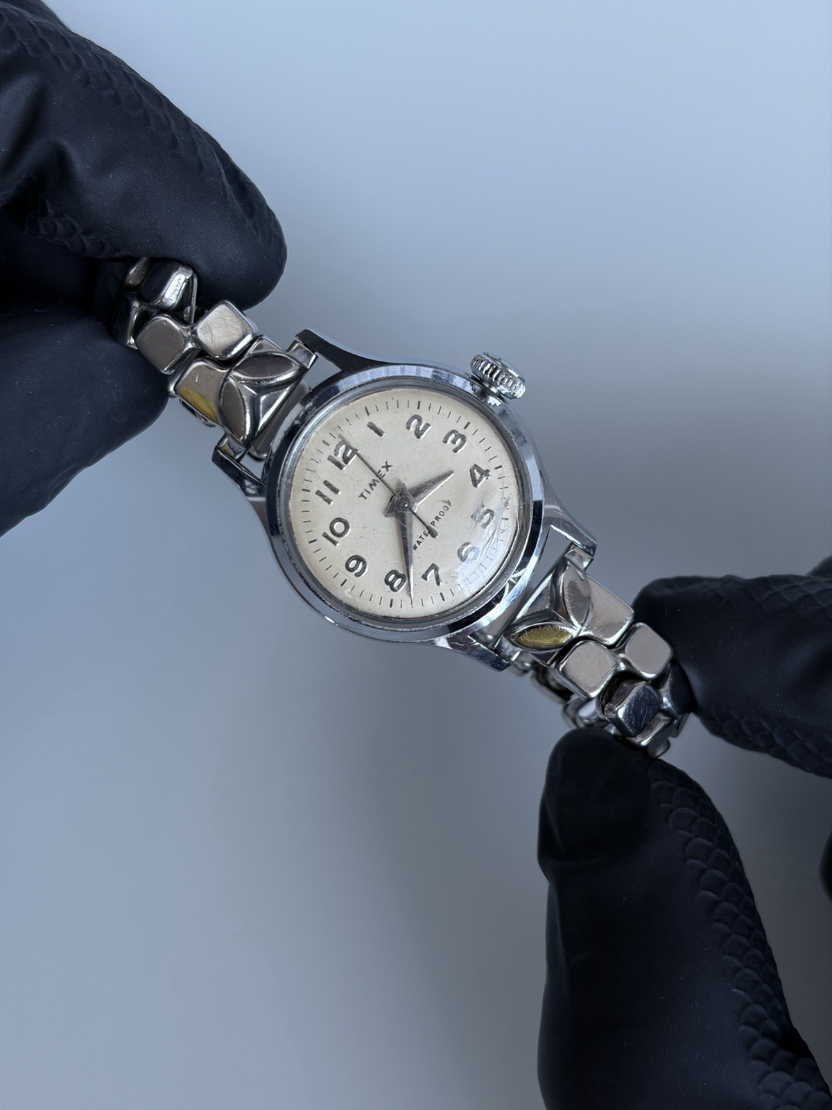 Vintage Timex Ladies Watch 26.4mm – Waterproof Mechanical Manual Wind – RUNNING