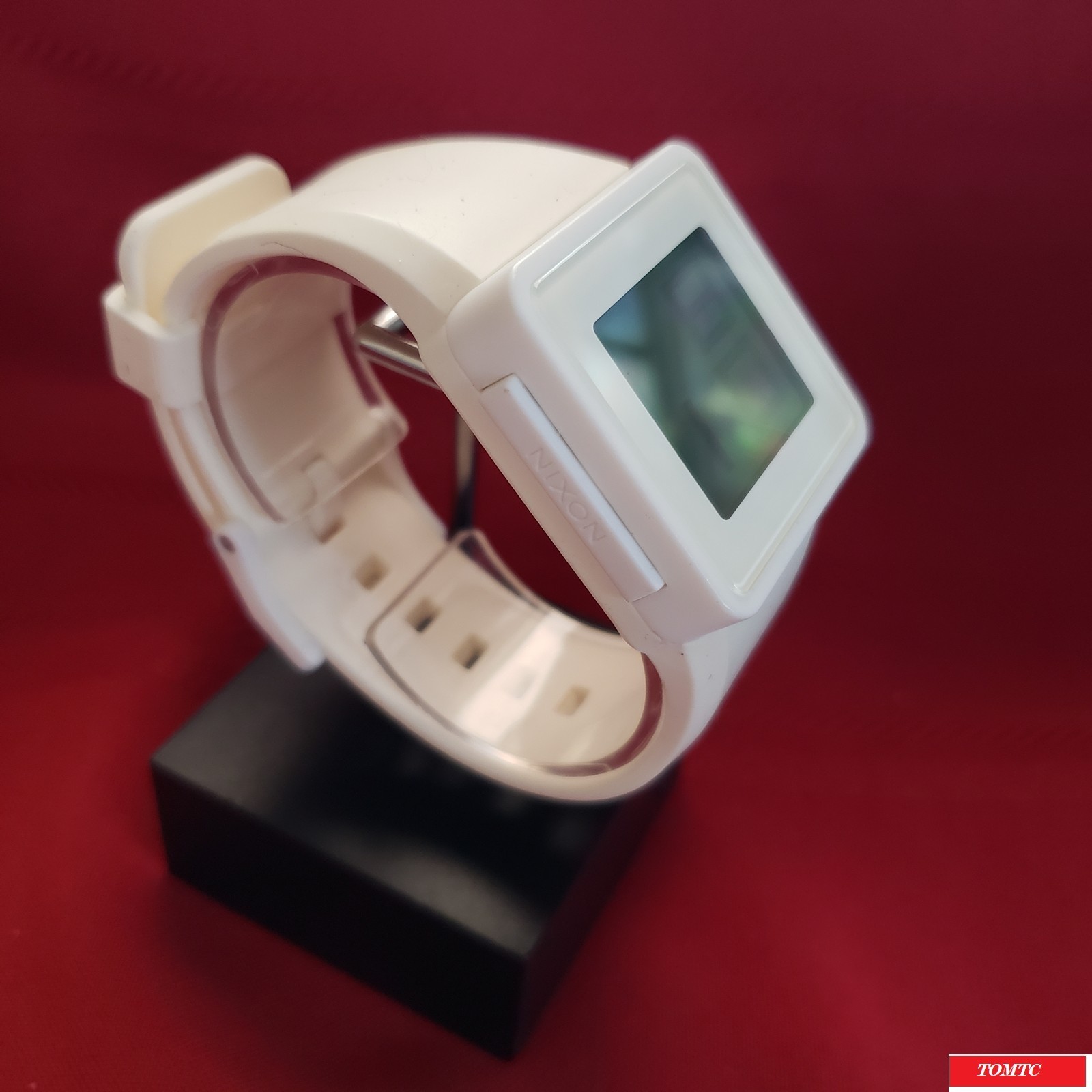 Nixon “The Newton Digital” (White) 30M China Movement w/ Case[11l]