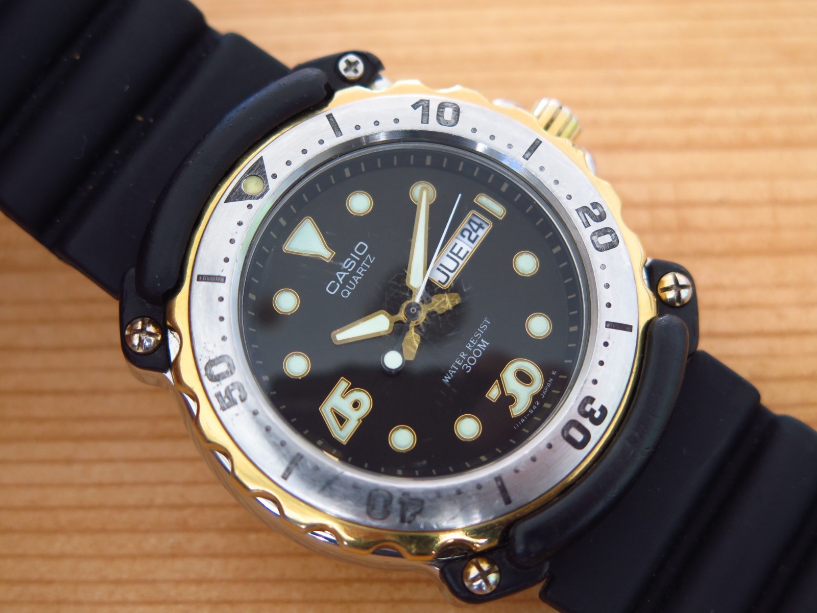 Vintage super rare Casio diver MD-709 300m screw crown exotic numbers working!!