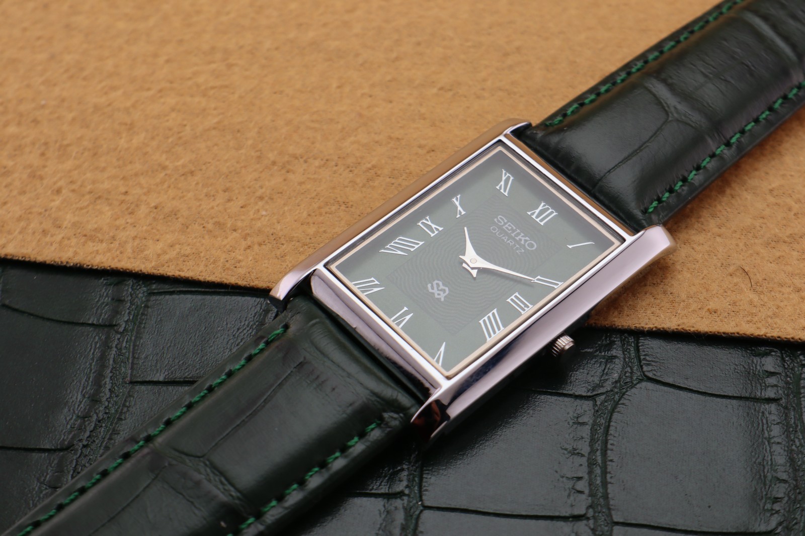 Vintage Seiko Slim Quartz Men’s Wrist Watch Green Dial with Green Strap.