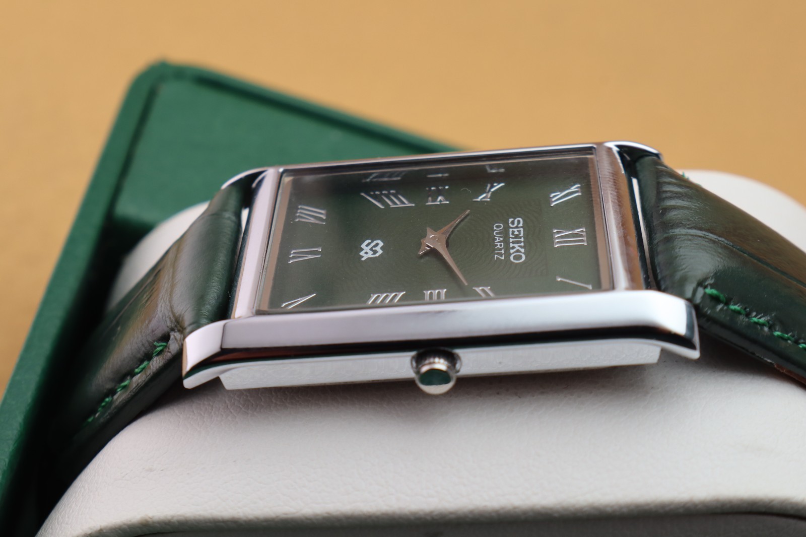 Vintage Seiko Slim Quartz Men’s Wrist Watch Green Dial with Green Strap.