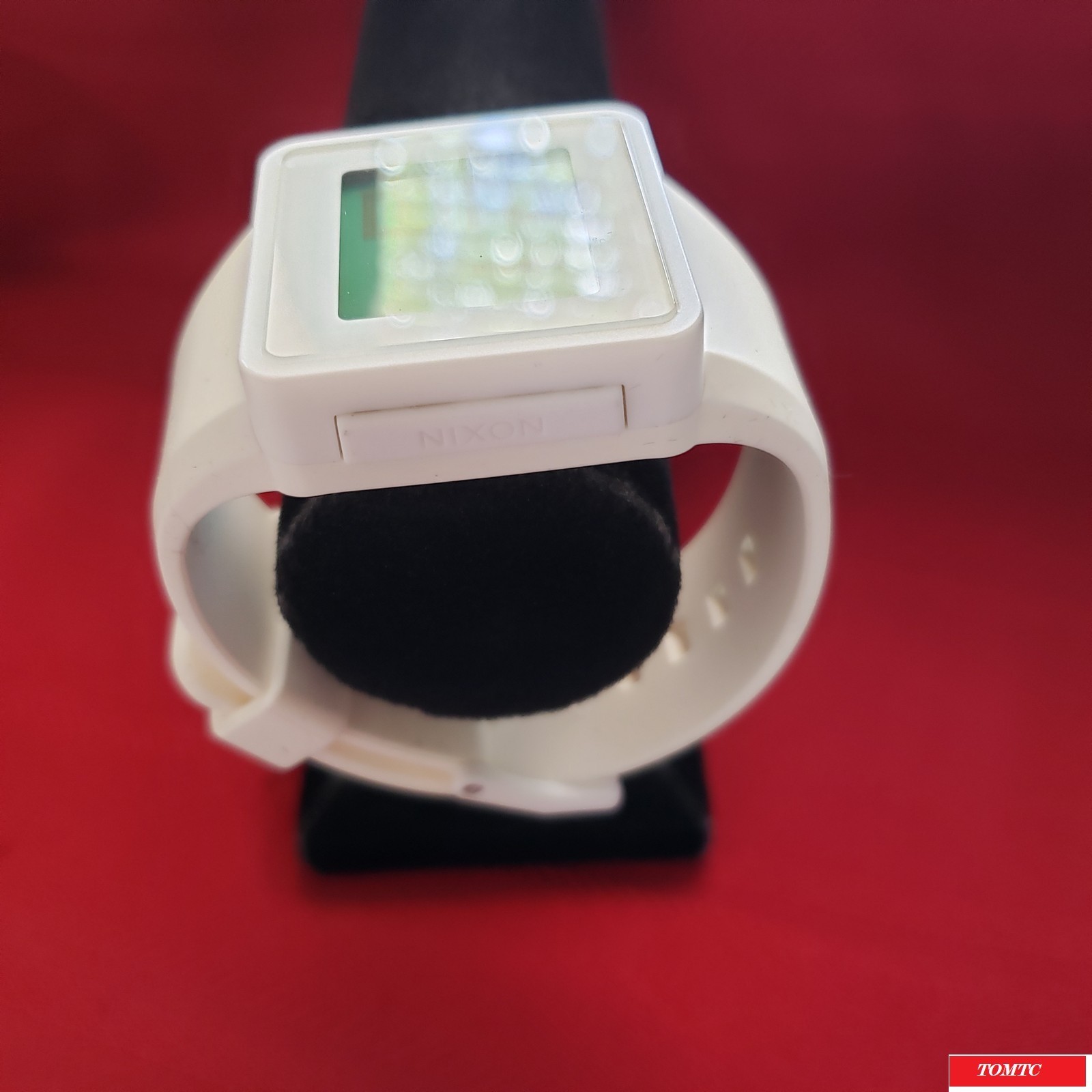 Nixon “The Newton Digital” (White) 30M China Movement w/ Case[11l]