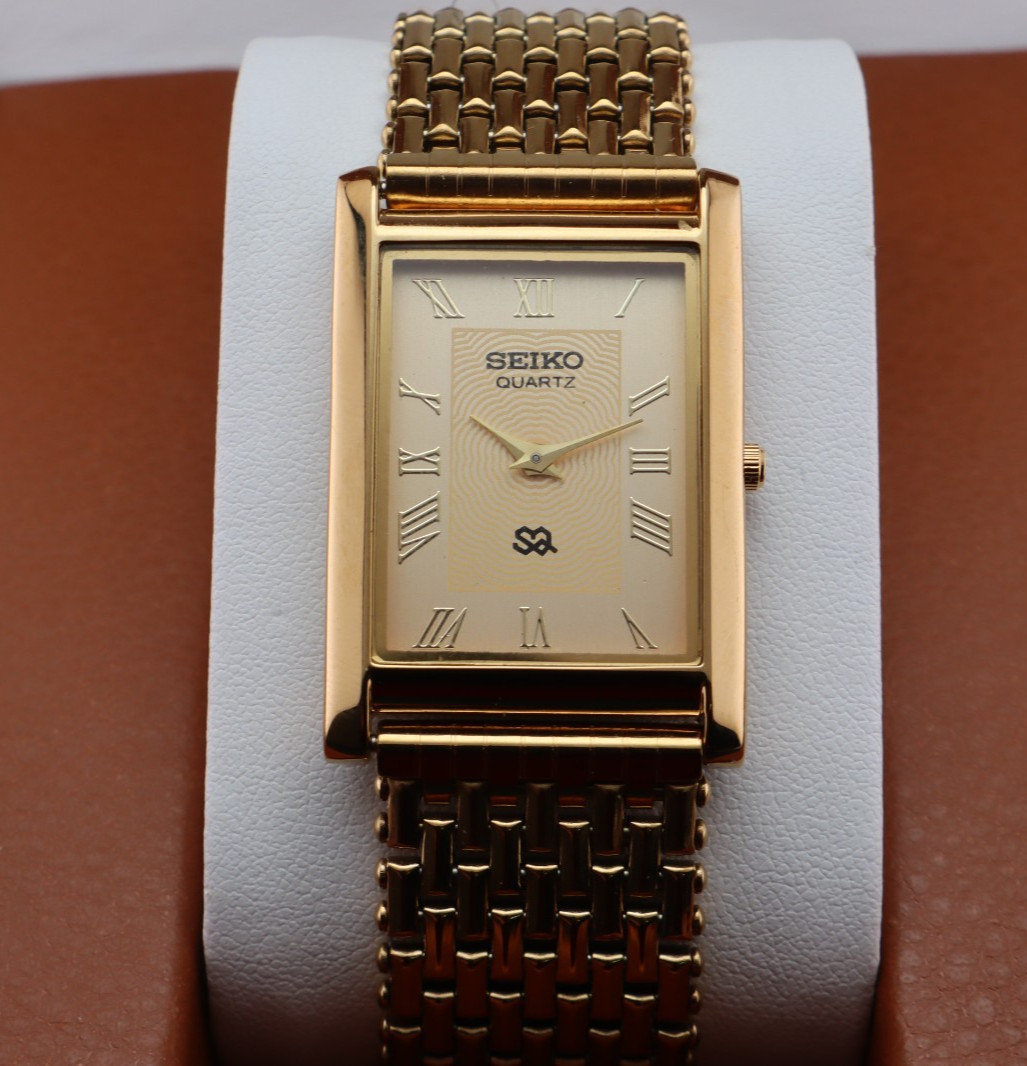 Vintage Seiko Slim Quartz Men’s Wrist Watch Gold Dial with Gold Bracelet.