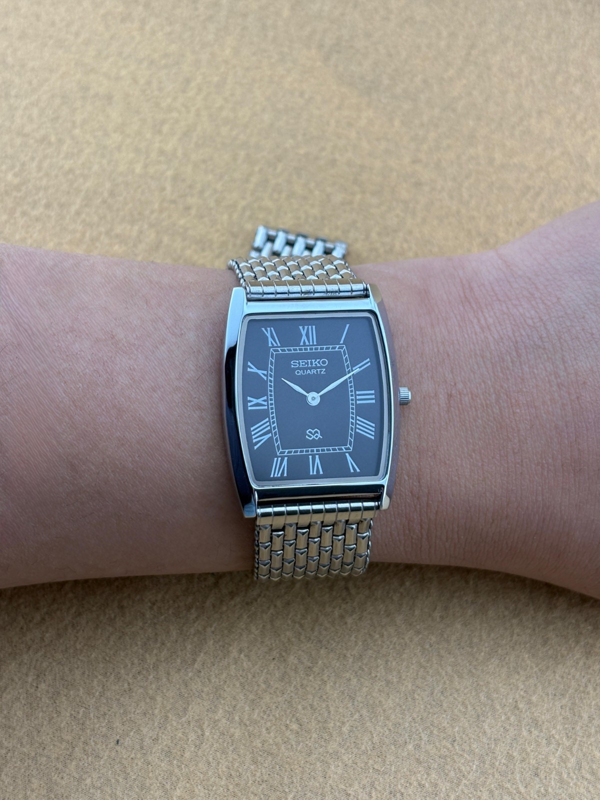 BLACK SILVER BARREL Vintage Seiko Slim Quartz Men’s Wristwatch