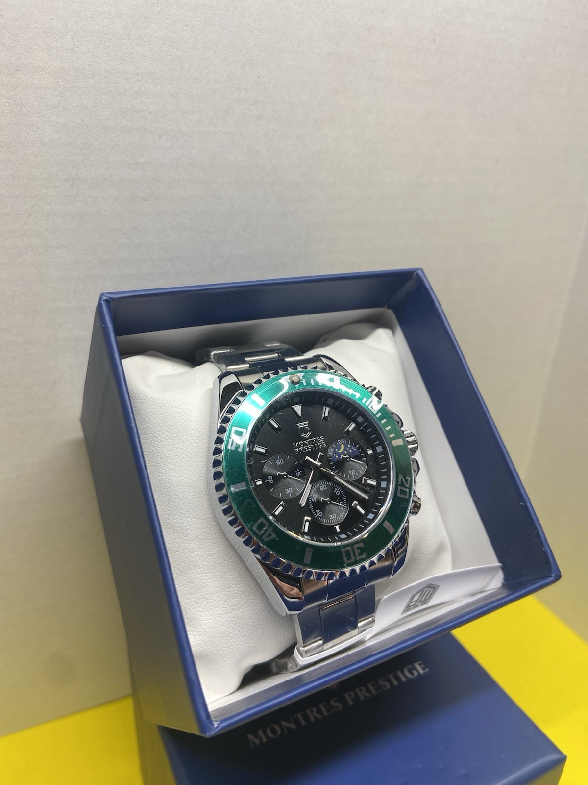 Montres Prestige Men’s Quartz Watch 42mm Black Dial Green Bezel Steel 30m