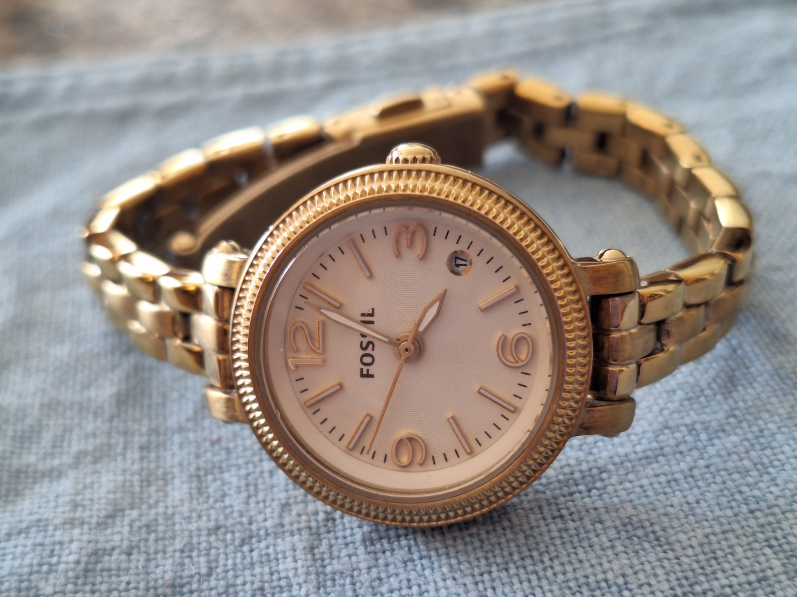 Need Battery Fossil 26mm Round White Face Gold color Stainless Wrist Watch 7″