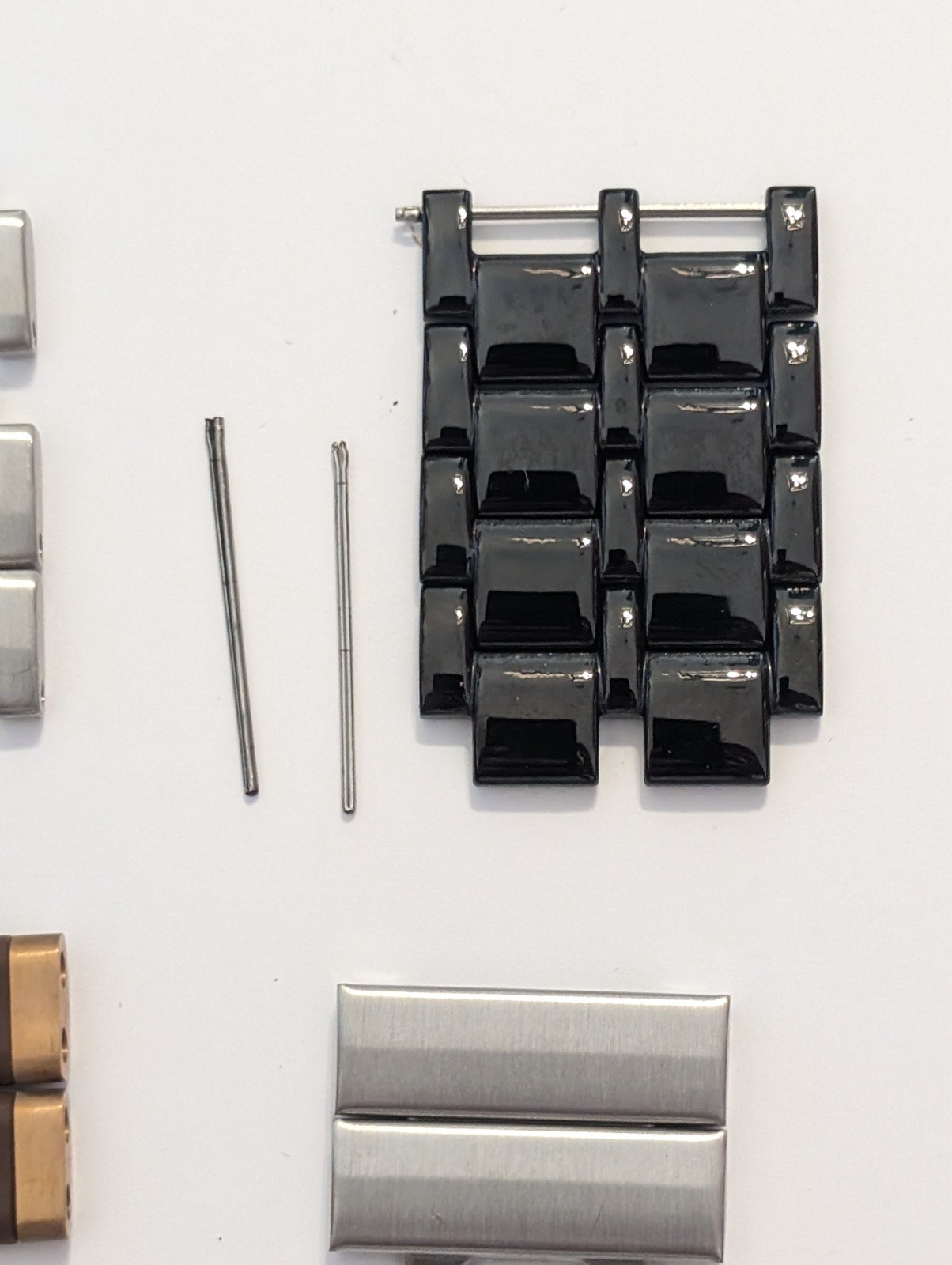 Assorted luxury watch links – brands unknown