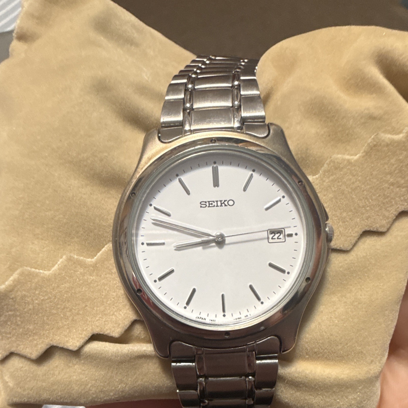 Seiko Quartz Date Men’s Wristwatch White Dial Silver Stainless Bracelet 33mm