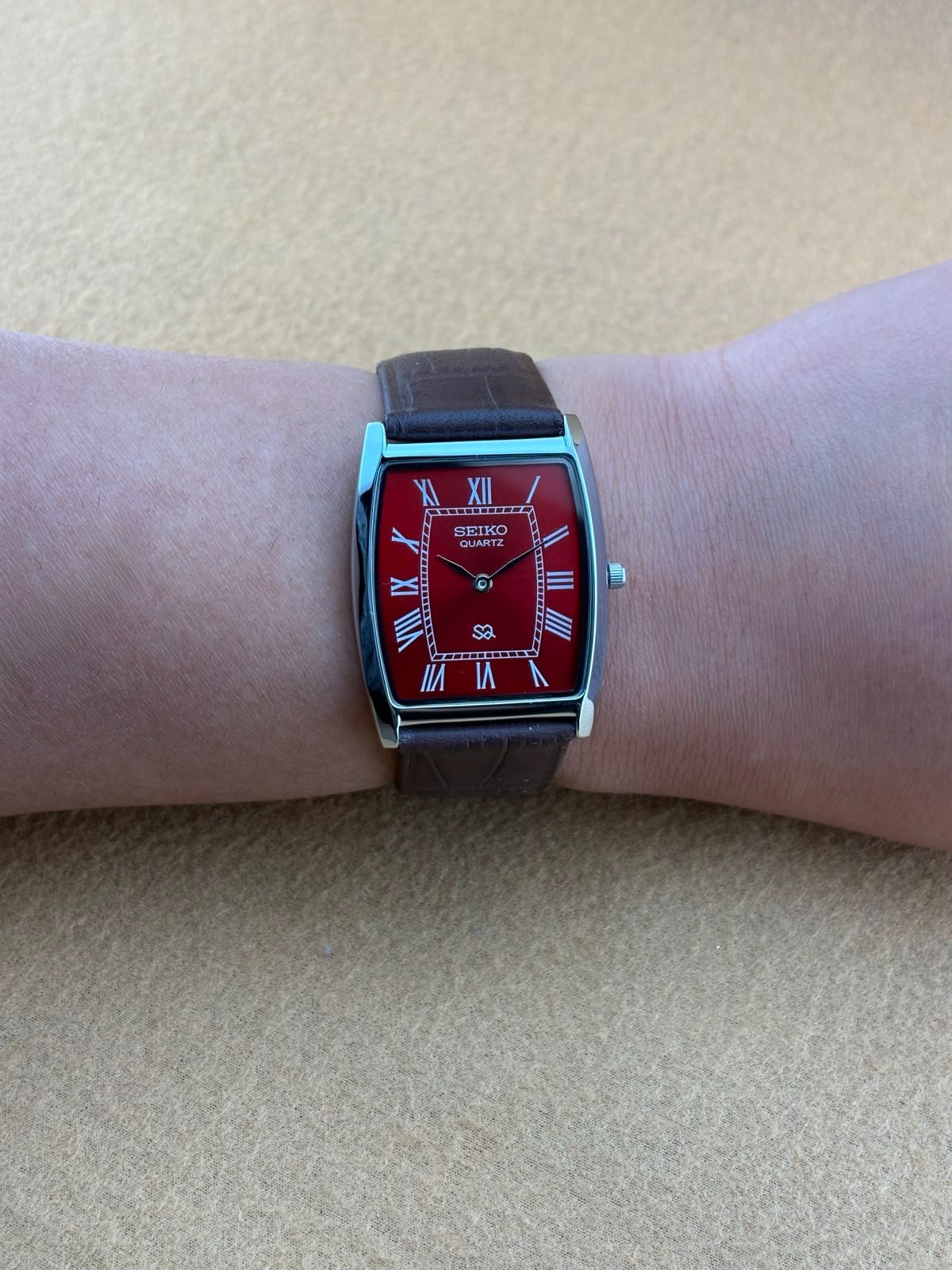 RED SILVER Vintage Seiko barrel Quartz men’s Wristwatch-DARK BROWN STRAP