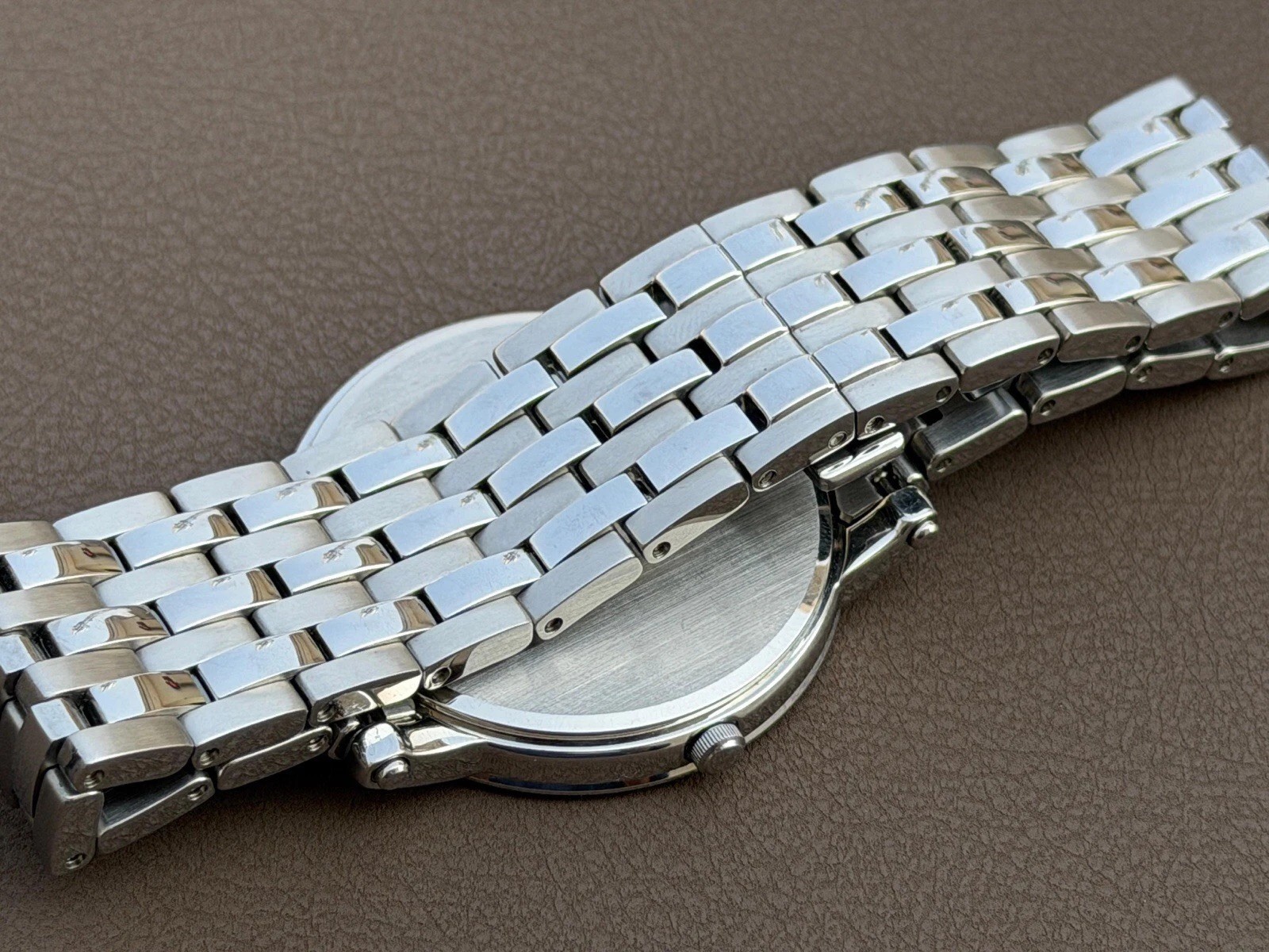 Vintage Seiko Quartz Wristwatch — Silver Case, Roman Numerals, Black Dial S-131