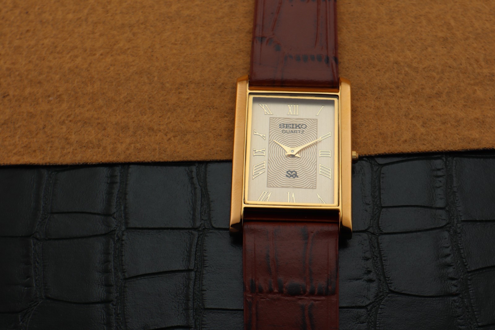 Vintage Seiko Slim Quartz Men’s Wrist Watch Beige Dial with Light Brown Strap.