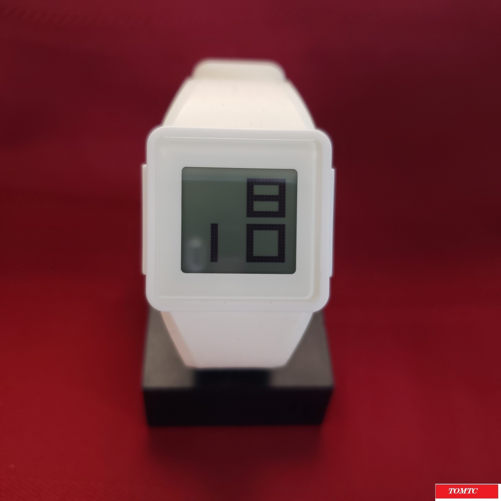 Nixon “The Newton Digital” (White) 30M China Movement w/ Case[11l]