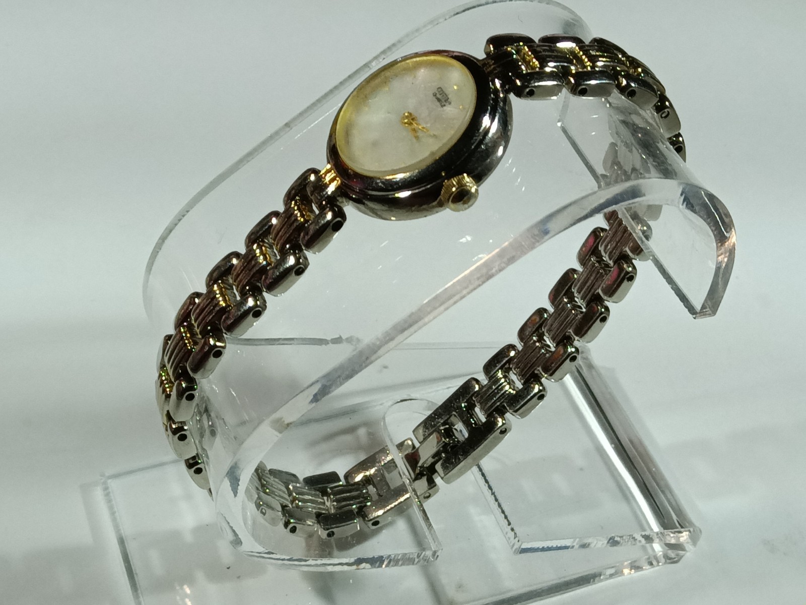 Ladies’ Citizen CQ Quartz Dress Watch / Iridescent Mother-of-Pearl Dial