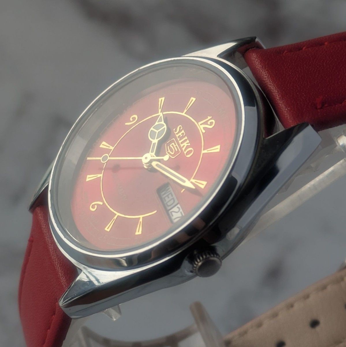 Working Condition SEIKO 5 Automatic Vintage Ruby Red Dial Bar Index Sunburst Lea