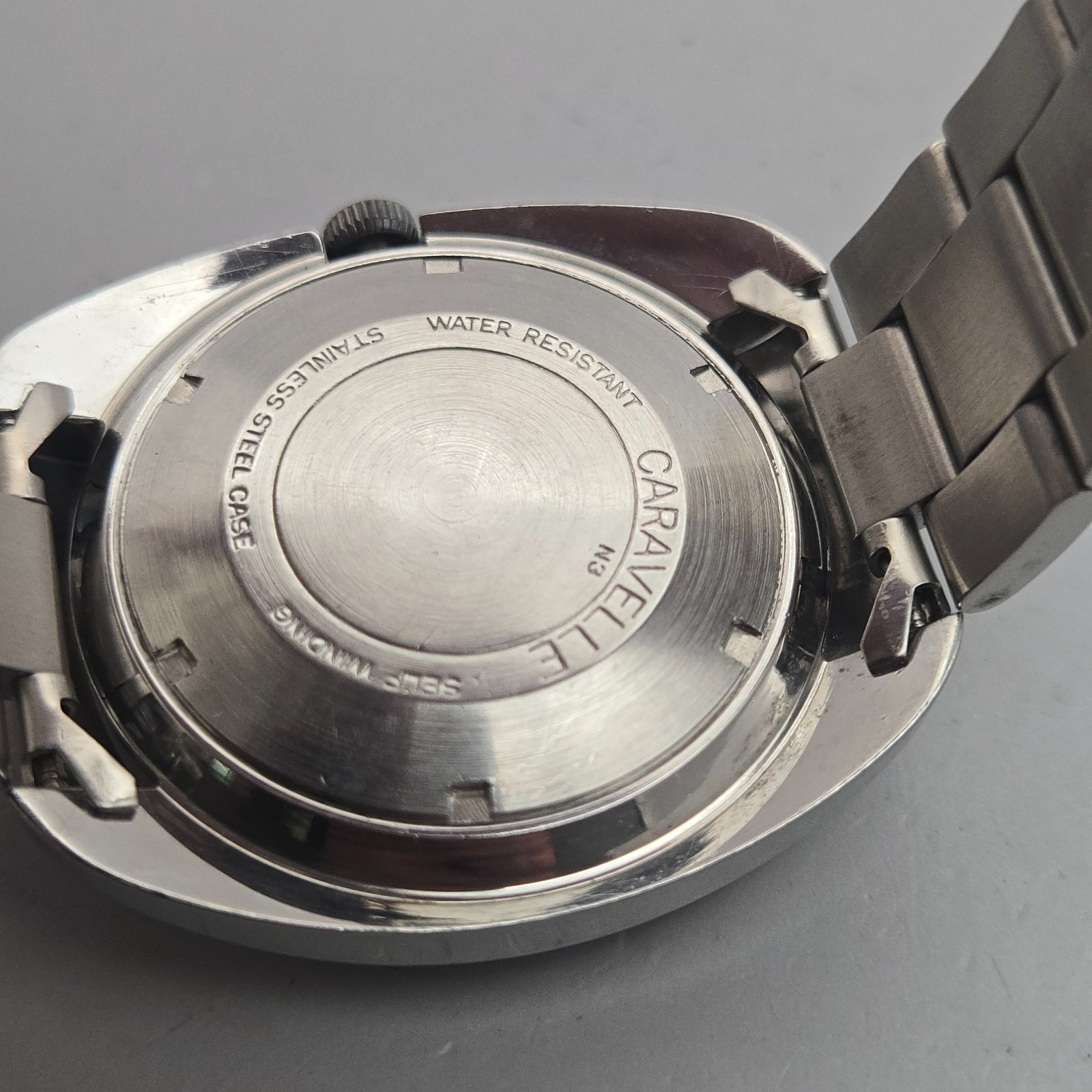 Vintage CARAVELLE men’s automatic watch day/date Grey dial red hour markers 1973