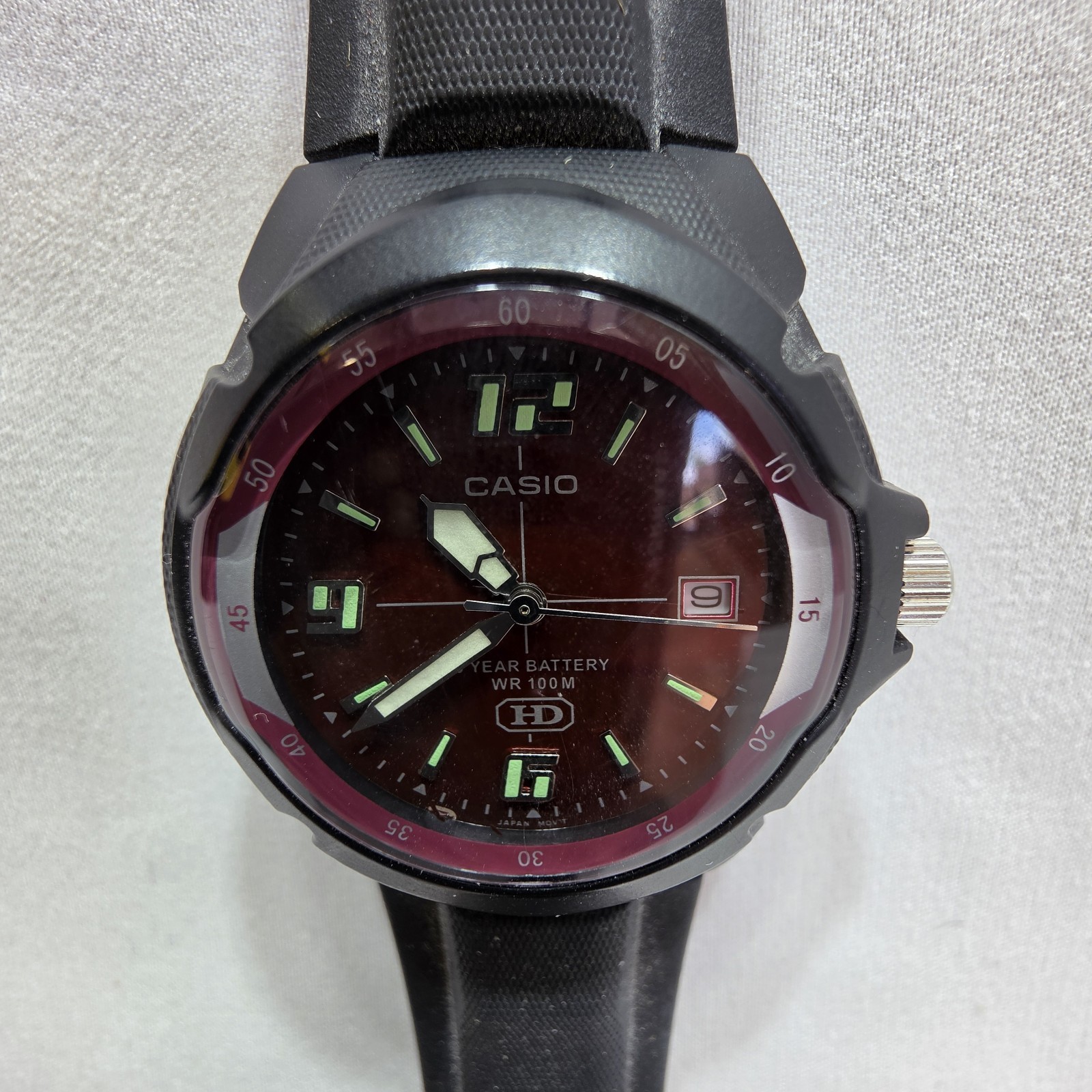MENS CASIO 2719 – MW-600 W.R. 10 BAR RED DIAL QUARTZ WRIST WATCH