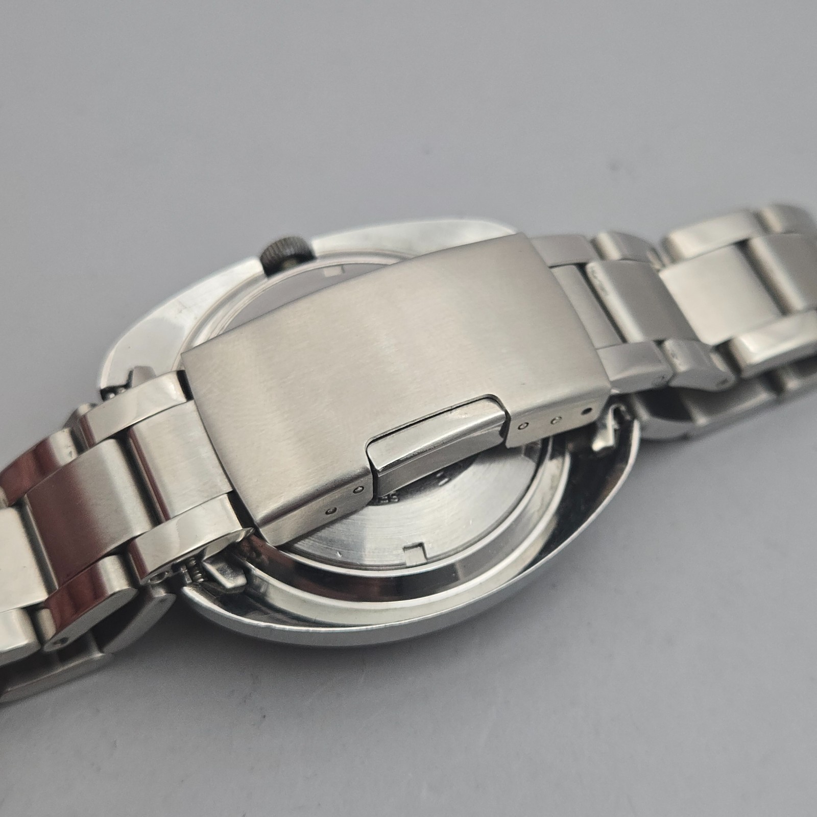 Vintage CARAVELLE men’s automatic watch day/date Grey dial red hour markers 1973