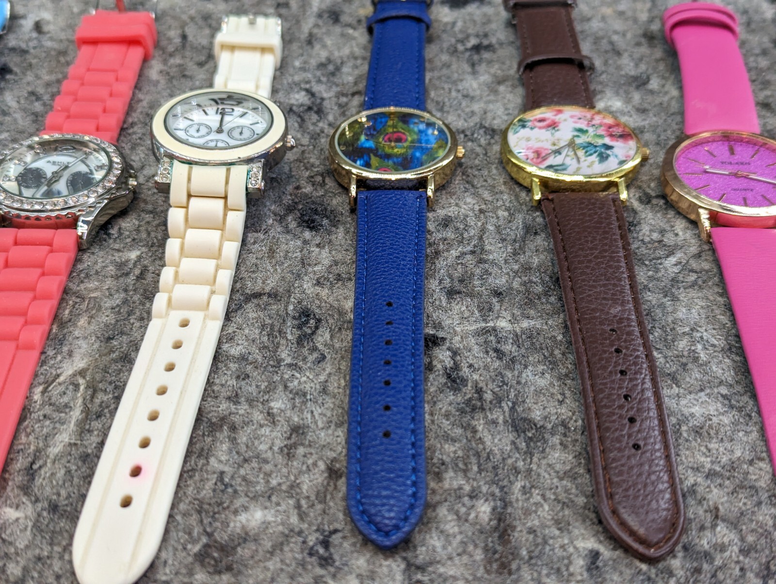 🔥Lot of 13 🔥Ladies Watches – Rubber, Leather Banded – Dead Batteries