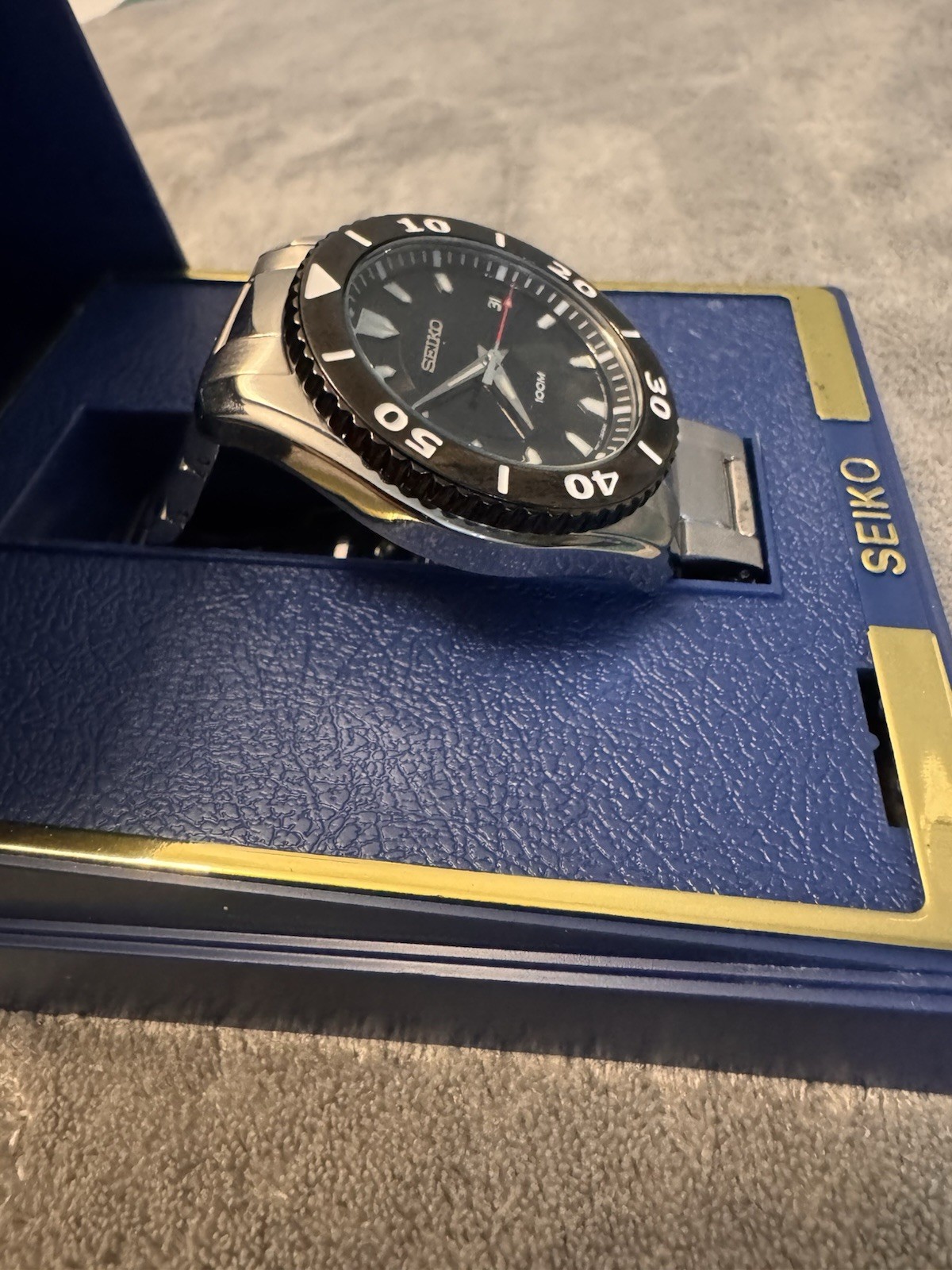 Seiko Unisex Quartz Diver 40-43.9mm Black Dial Date 100m Steel Bracelet w/ Box