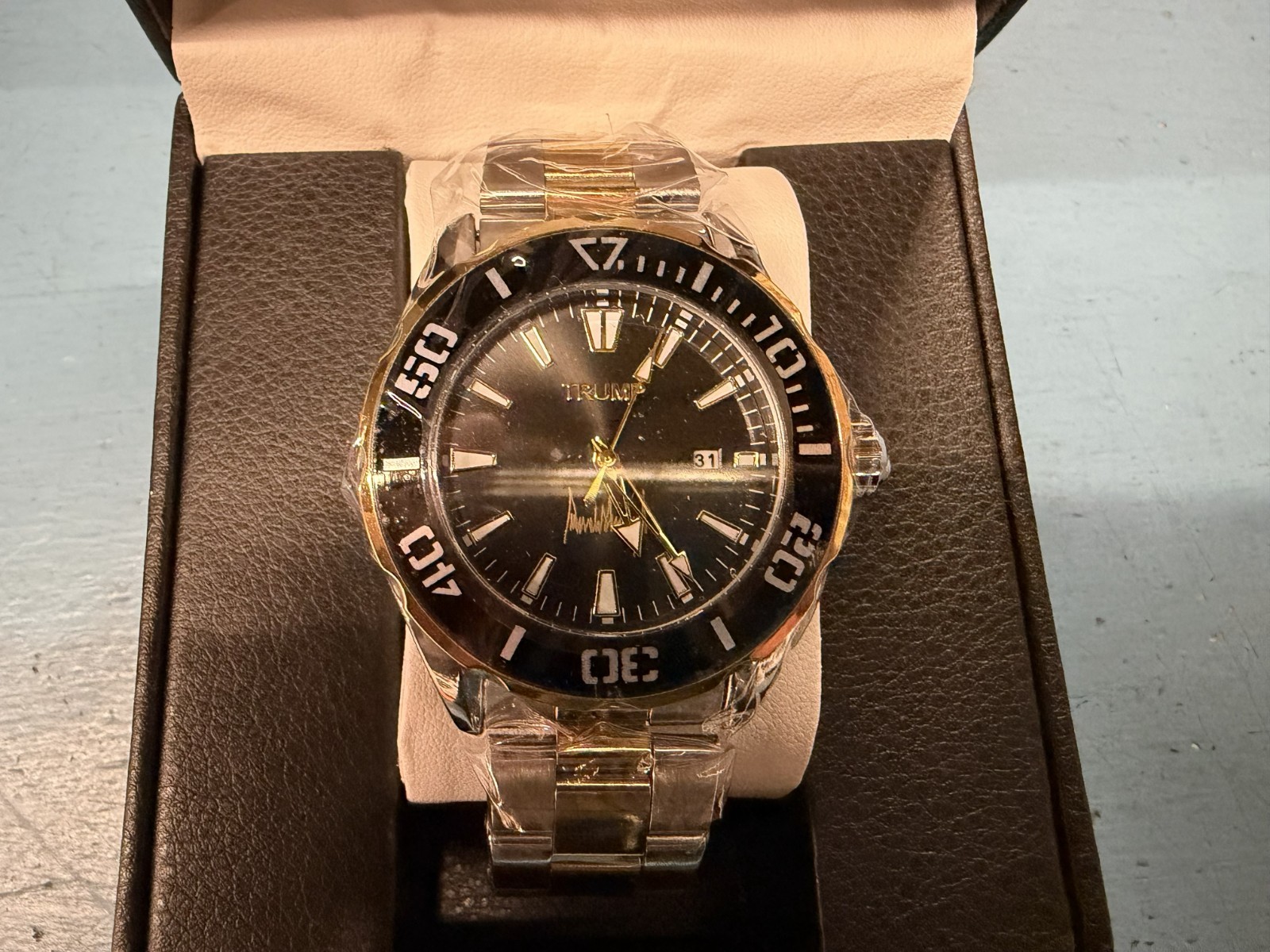 Donald Trump Signature Watch – Black Dial, Two-tone (Gold & Silver), Date Window
