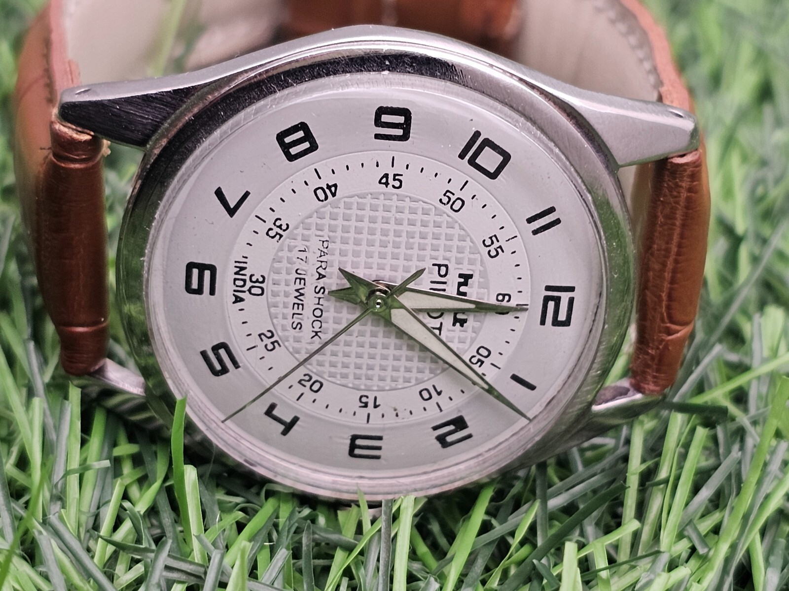 Beautiful Mens HMT Pilot Parashock Mechanical Wind 17J Watch White Dial