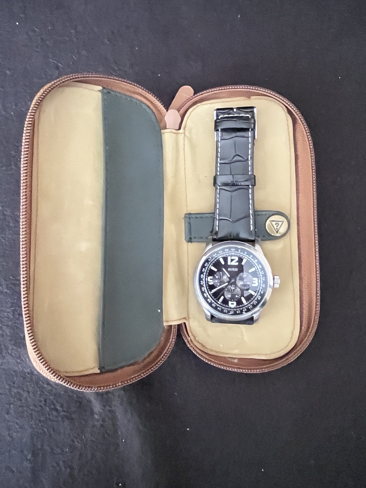 Vtg 2009 Classic Mens 44mm Guess W95063G1 Quartz Wrist Watch (new battery)