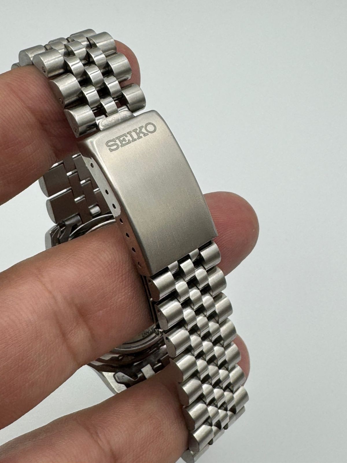 Vintage Seiko 5 Automatic white Racer Dial Wrist Watch For Mens Japan 7s26