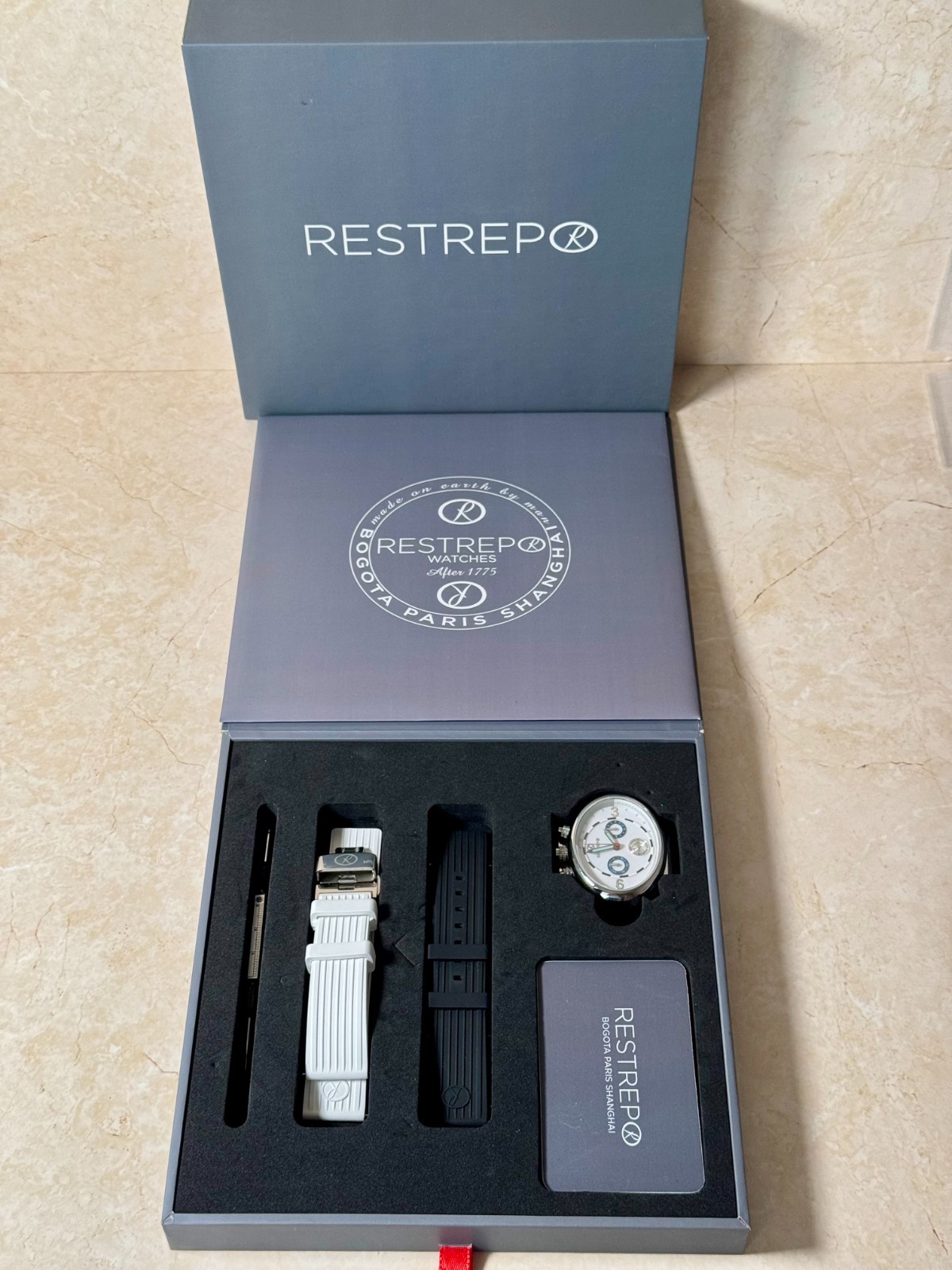 Restrepo – El Caballero Sin Armas 5.1 – With 2 straps, white and black